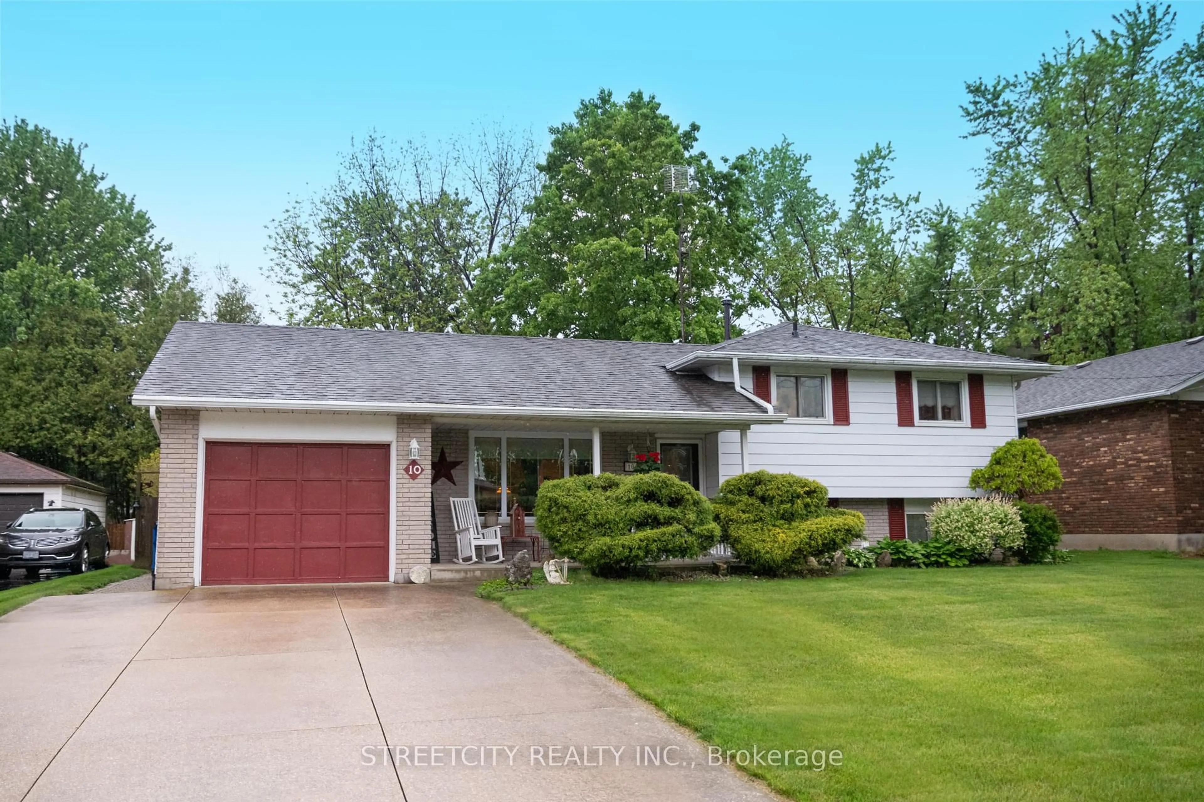 Home with vinyl exterior material, street for 10 Hidden Valley Dr, Chatham-Kent Ontario N0P 1A0