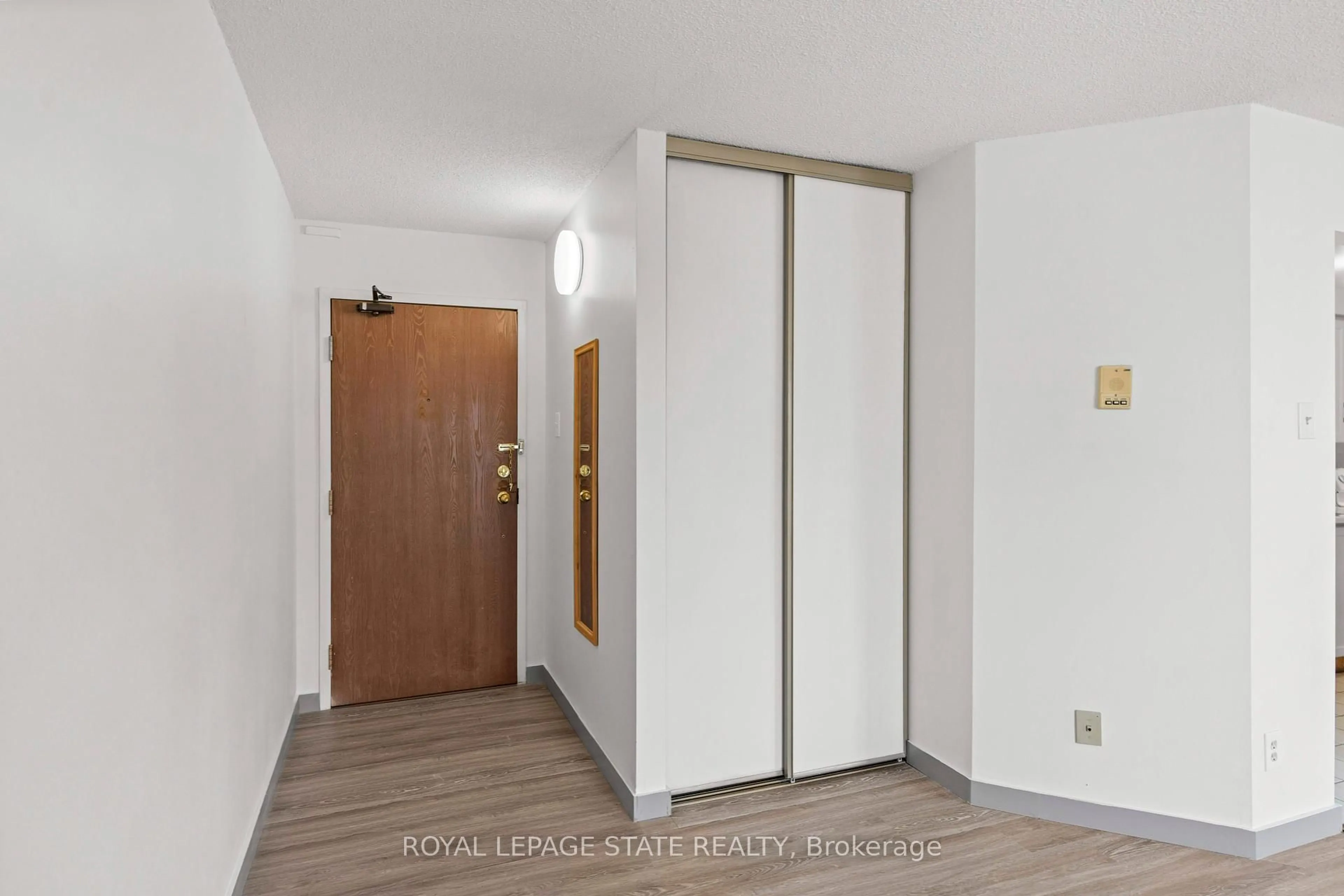 Indoor foyer for 175 Hunter St #309, Hamilton Ontario L8N 4E7