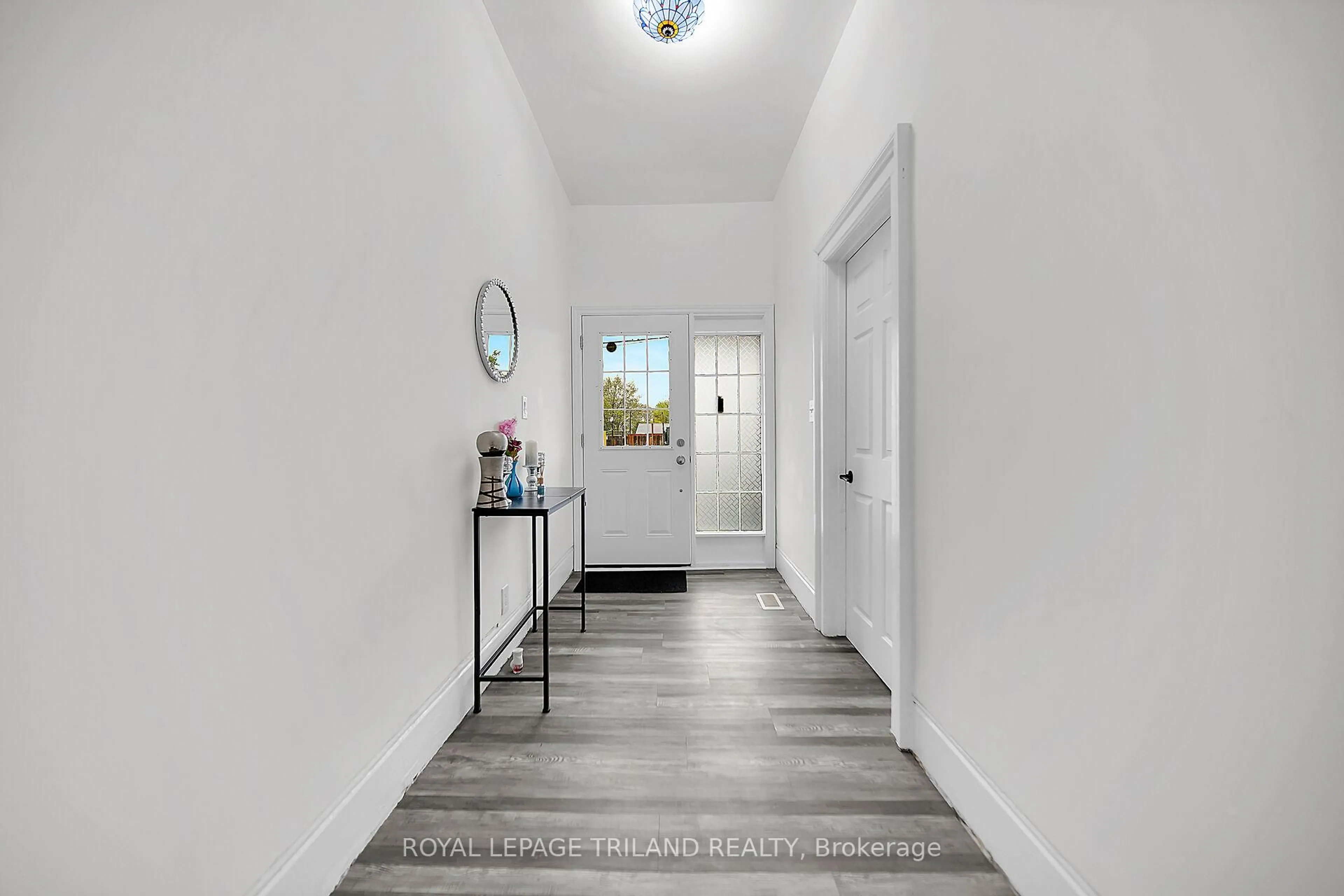 Indoor entryway for 789 Little Hill St, London East Ontario N5Z 1N1