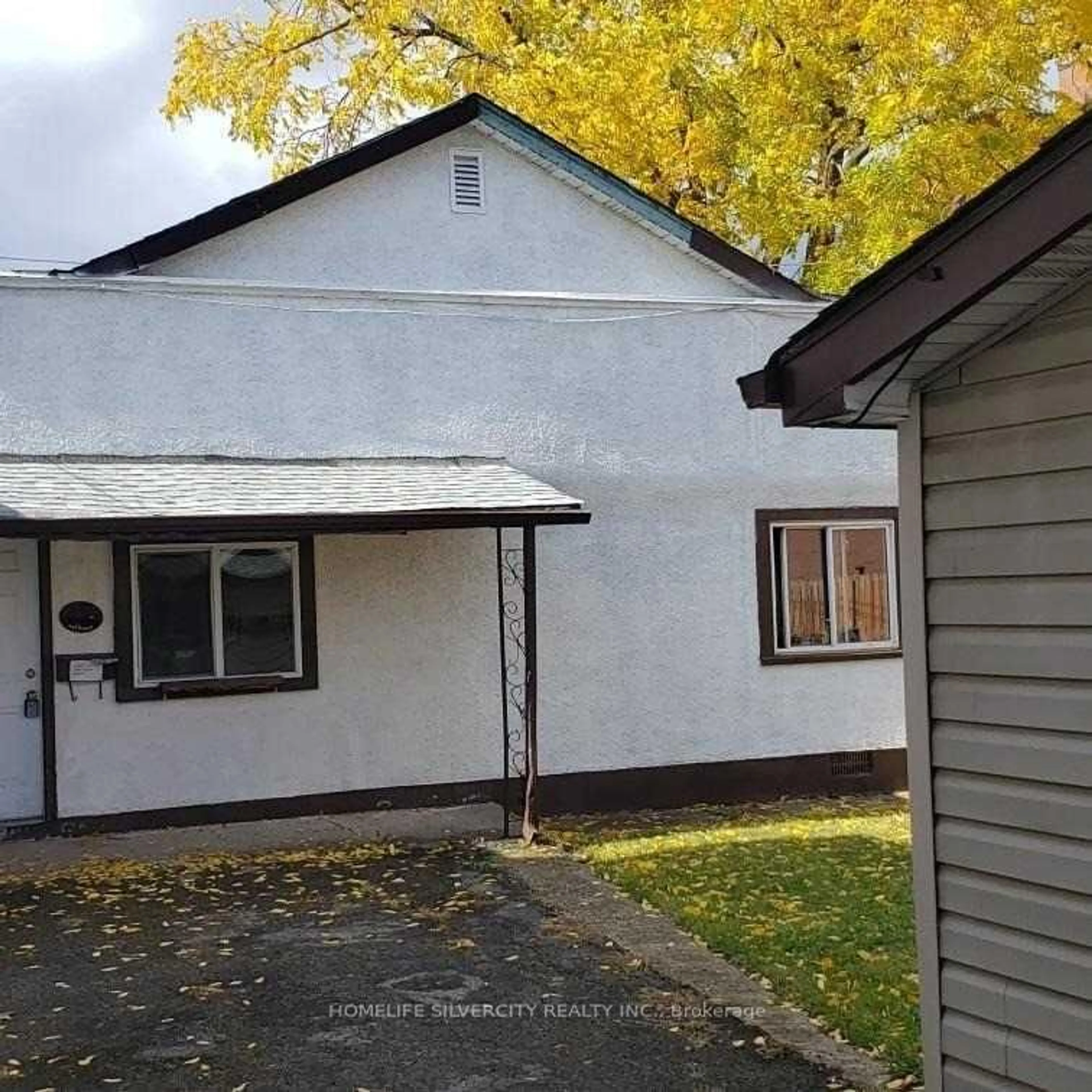 A pic from outside/outdoor area/front of a property/back of a property/a pic from drone, unknown for 5 Pine St, Thorold Ontario L2V 3L1