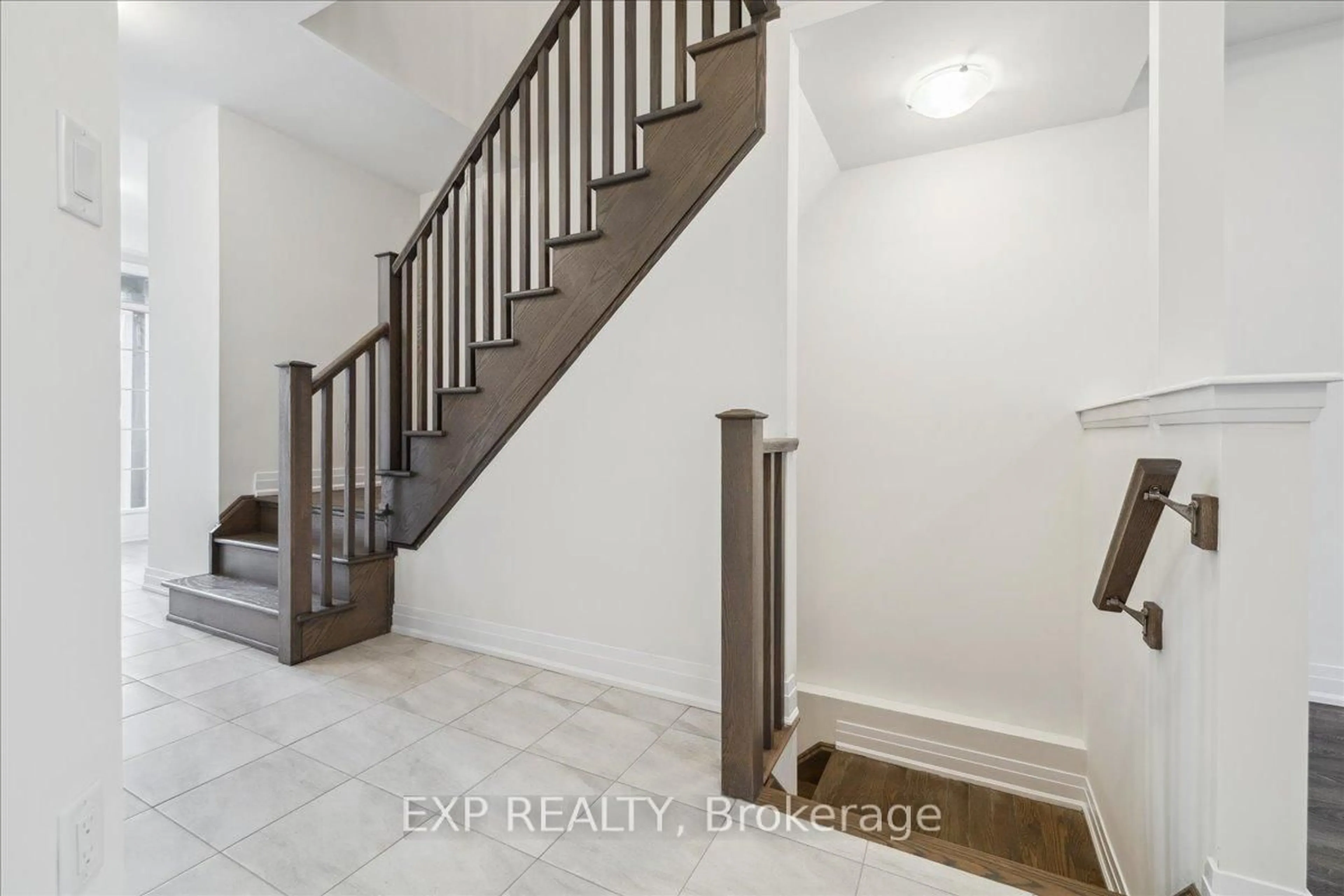 Indoor entryway for 64 Cosmopolitan Common N/A, St. Catharines Ontario L2M 0B8