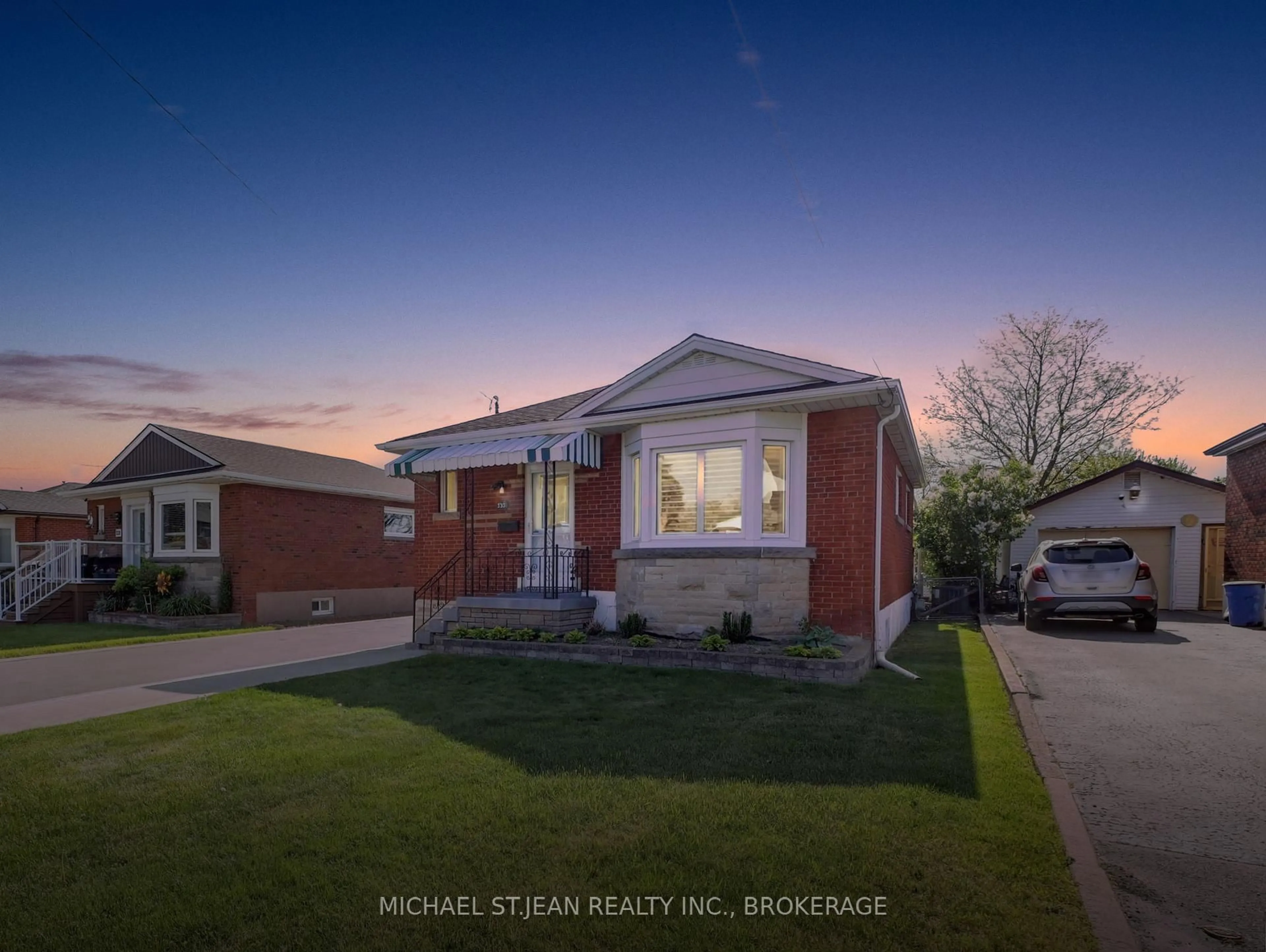 Home with brick exterior material, street for 333 East 33rd St, Hamilton Ontario L8V 3T9