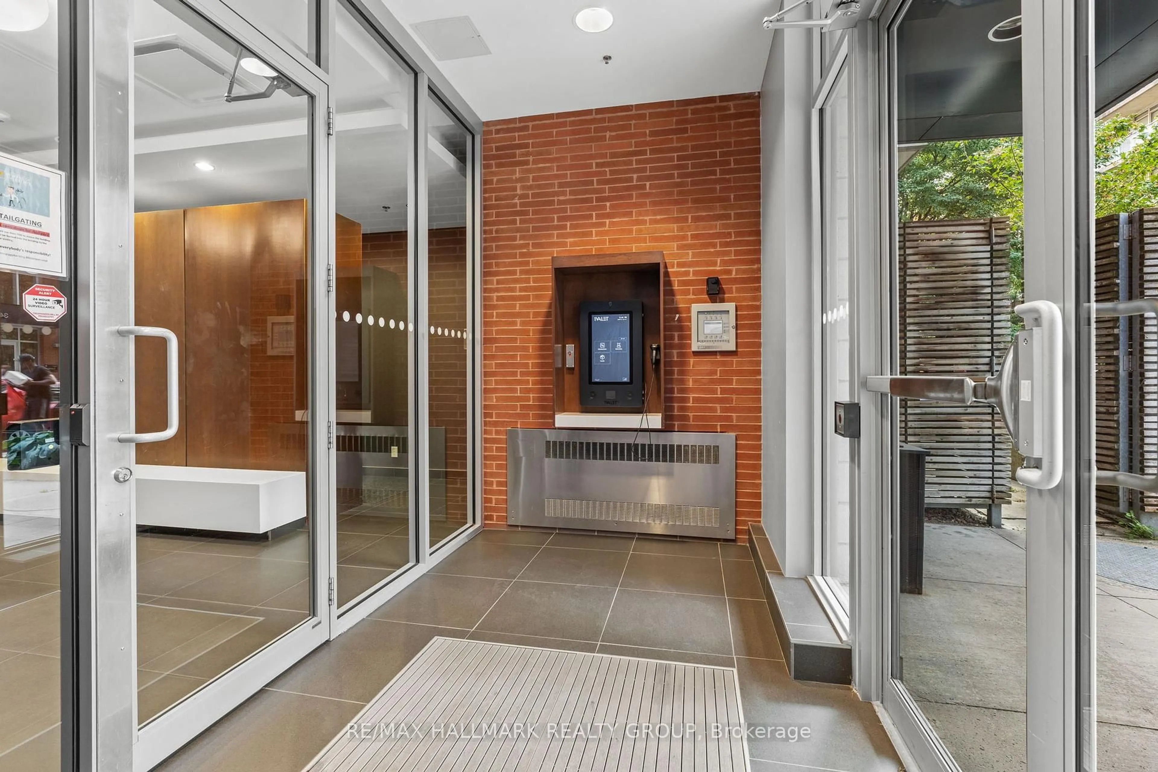Indoor foyer for 340 Mcleod St #438, Ottawa Ontario K2P 1A4