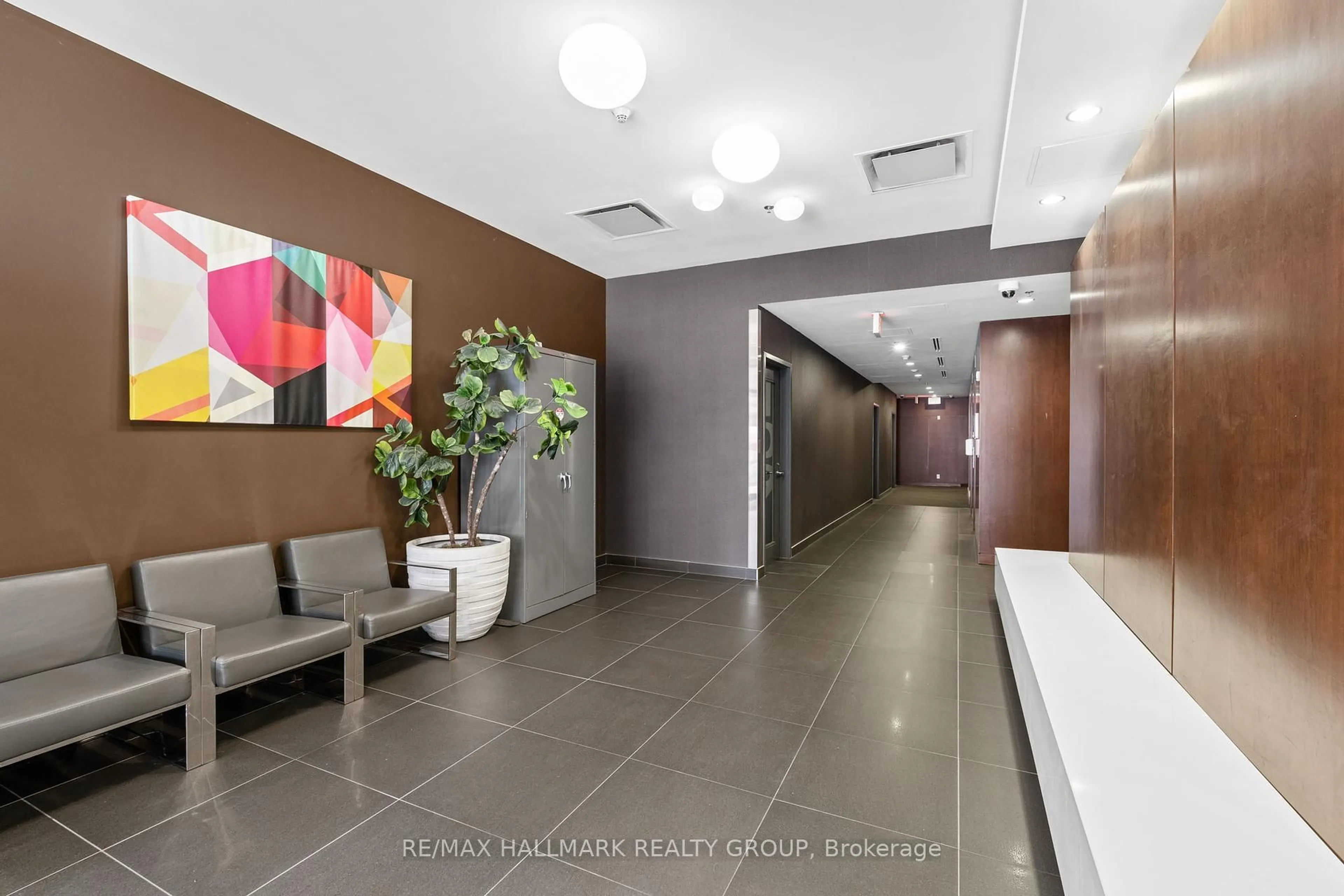 Indoor foyer for 340 Mcleod St #438, Ottawa Ontario K2P 1A4