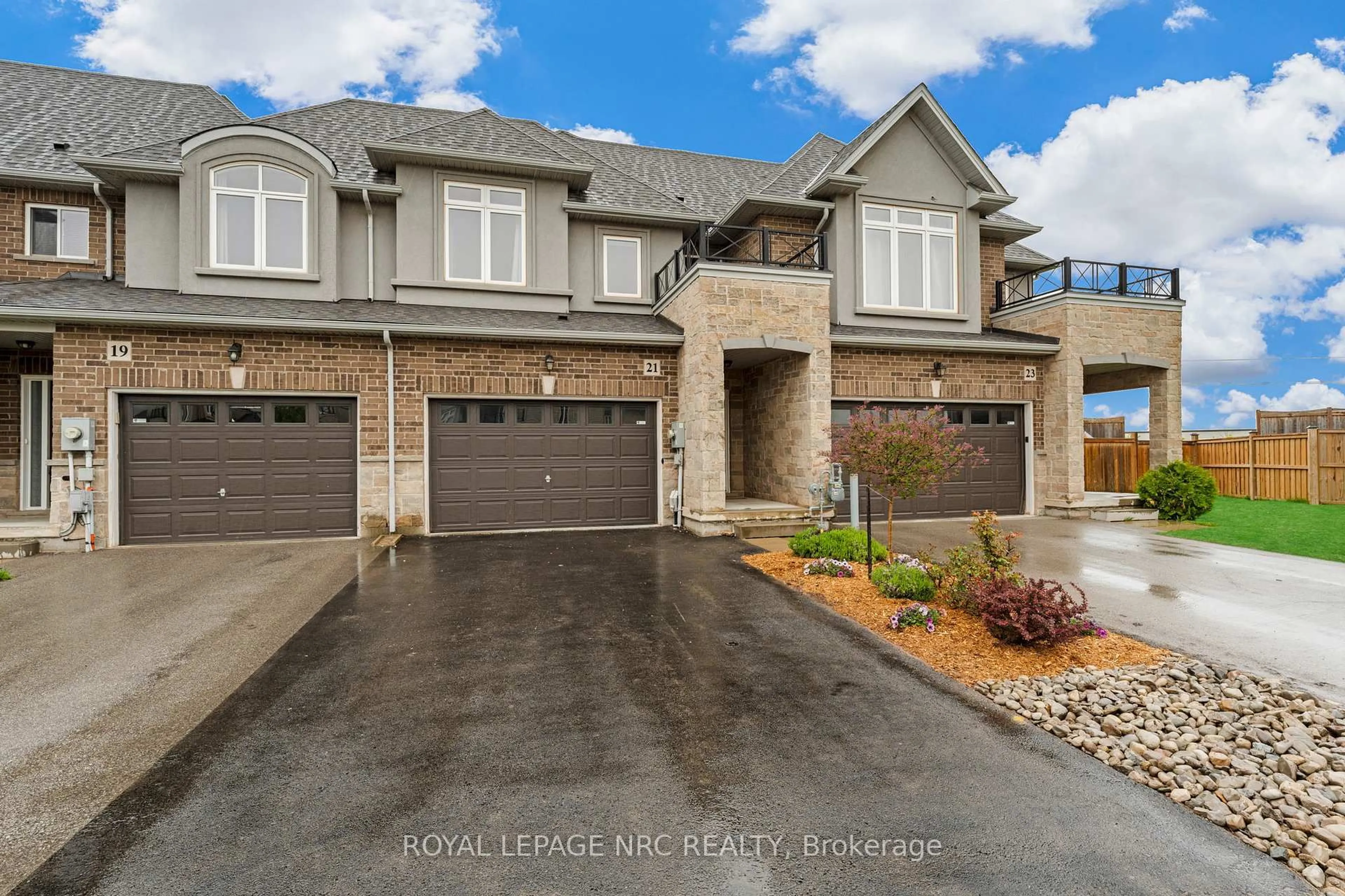 Home with brick exterior material, street for 21 Pinot Cres, Hamilton Ontario L8E 0J8