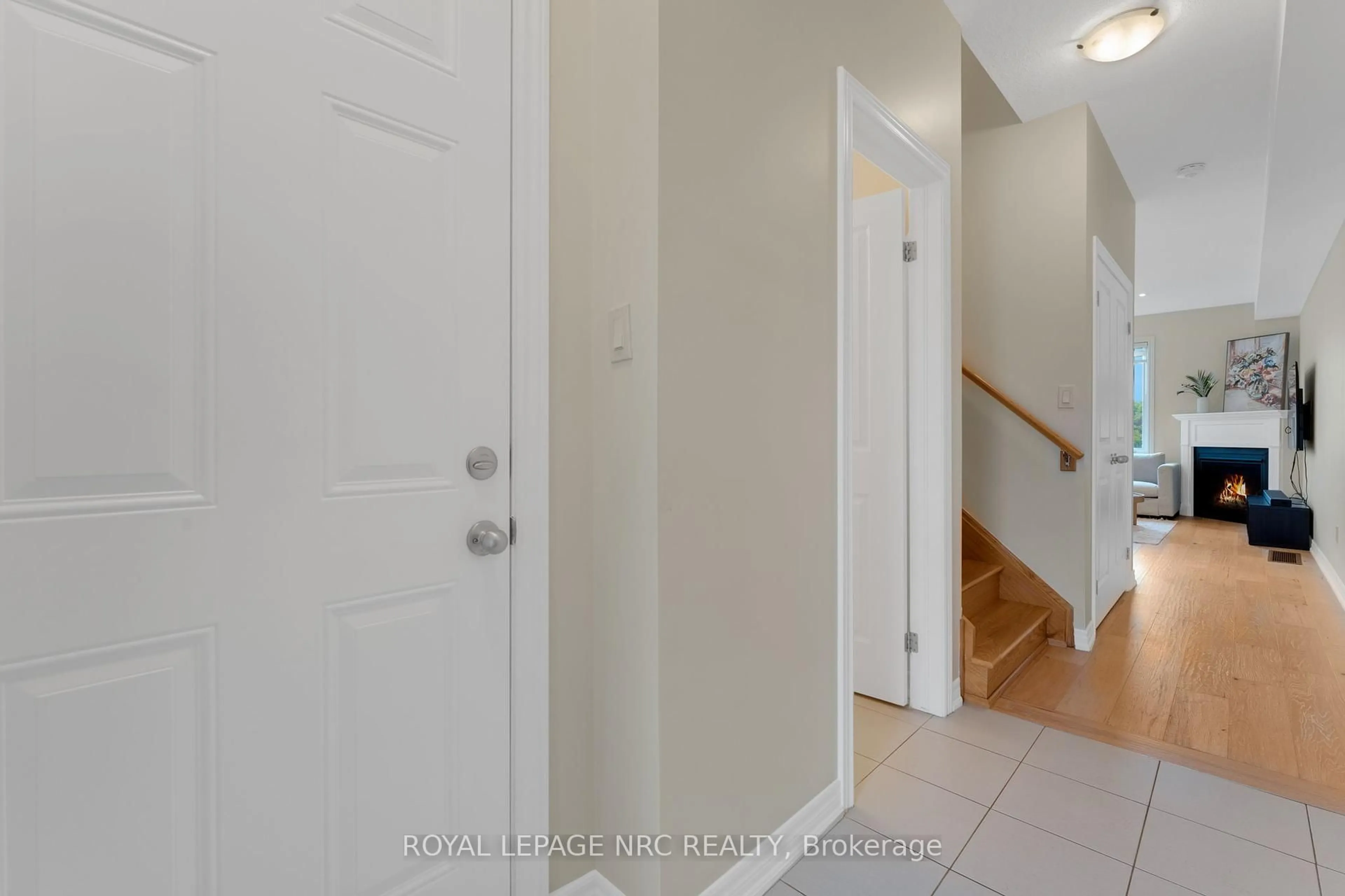 Indoor entryway for 21 Pinot Cres, Hamilton Ontario L8E 0J8