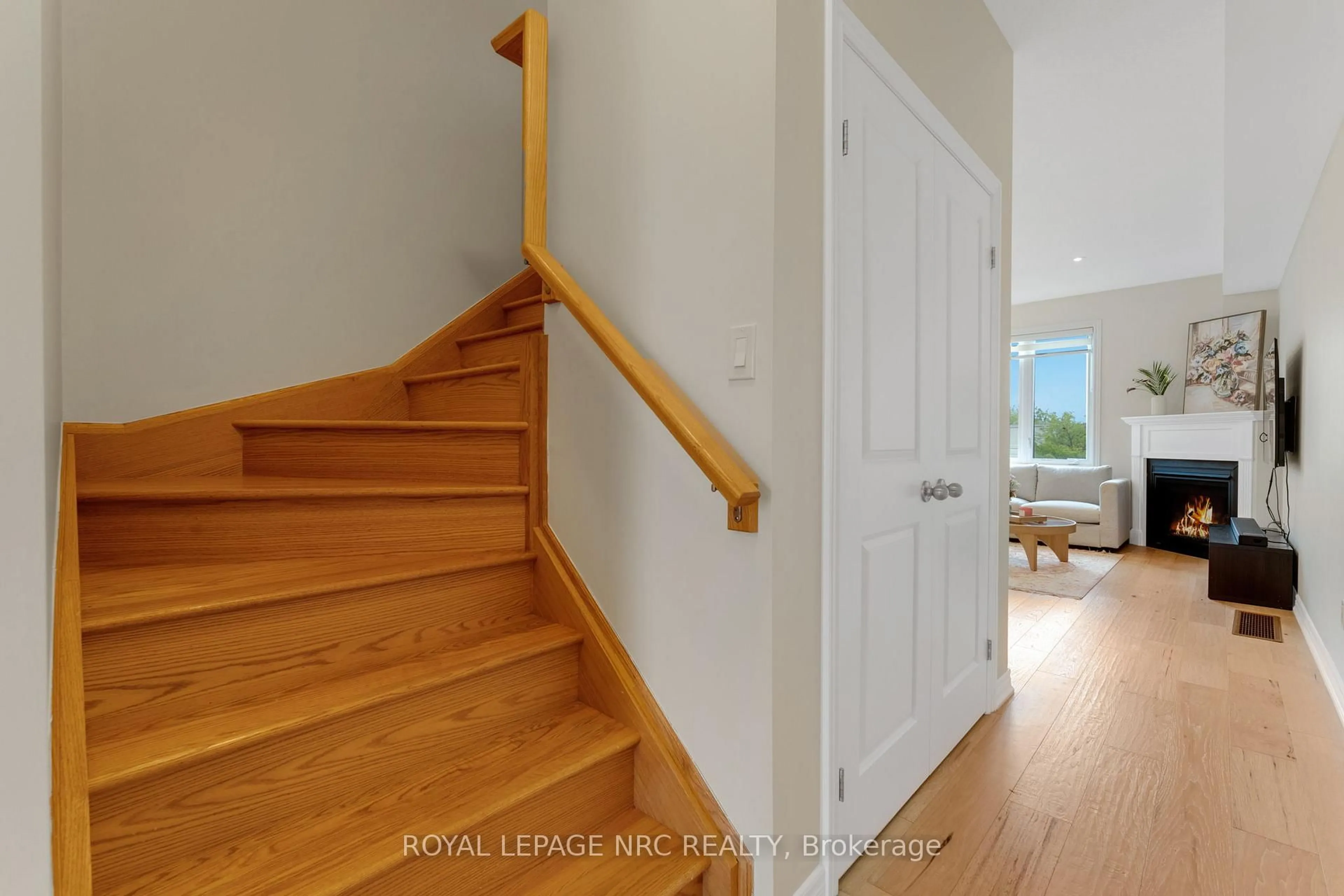 Indoor entryway for 21 Pinot Cres, Hamilton Ontario L8E 0J8