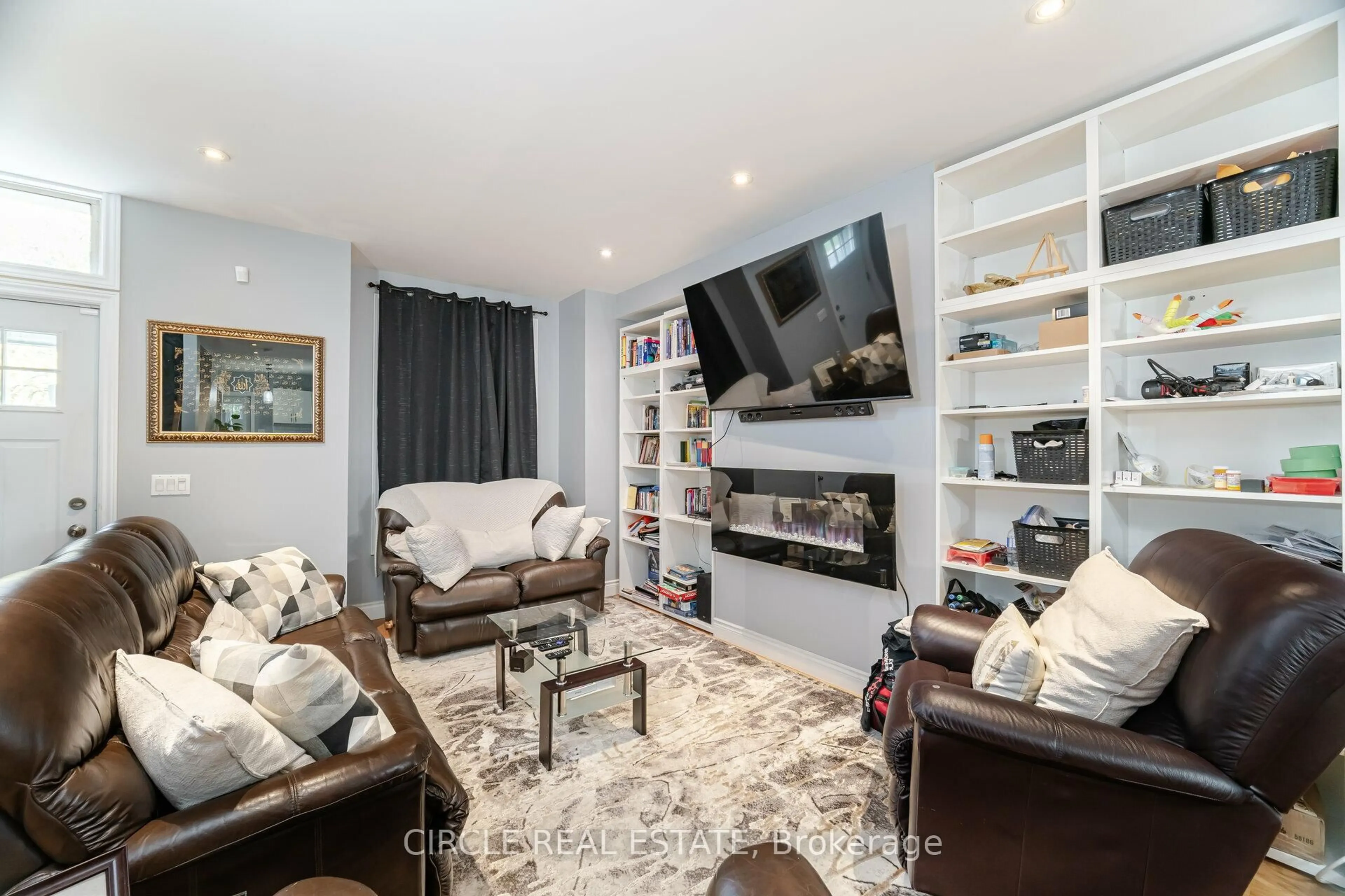 Living room with furniture, unknown for 31 Wentworth St, Hamilton Ontario L8L 5V2