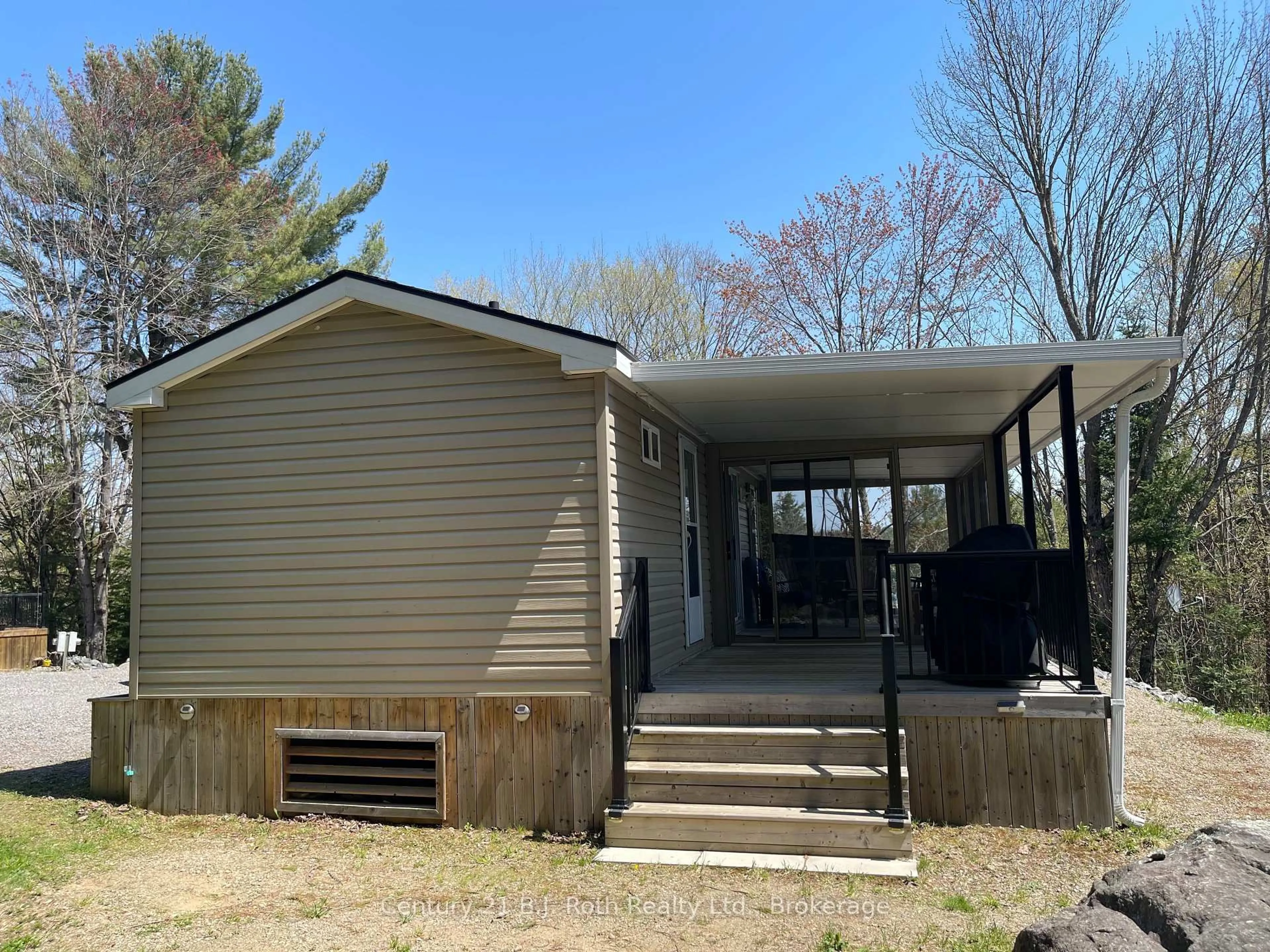 Home with vinyl exterior material, unknown for 1047 Bonnie Lake Camp Rd #712, Bracebridge Ontario P1L 1W9