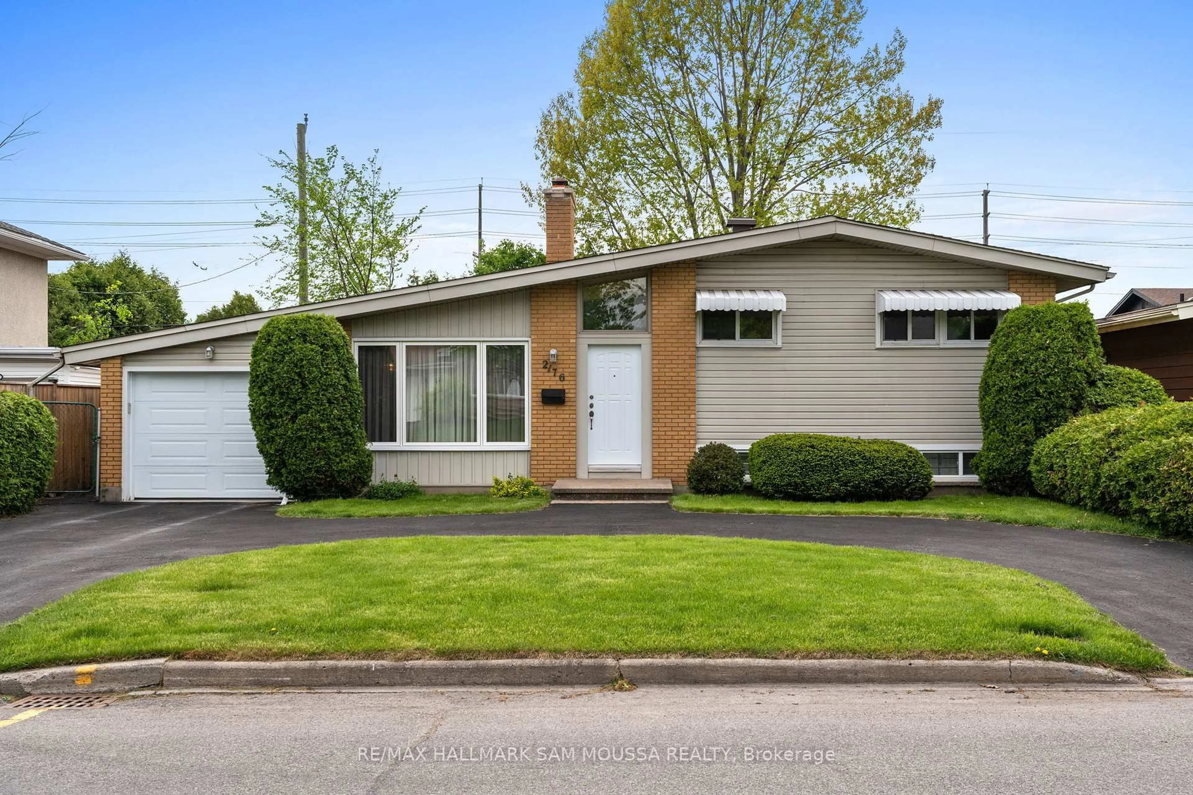 Home with vinyl exterior material, street for 2176 Martha Ave, Ottawa Ontario K1G 1K7