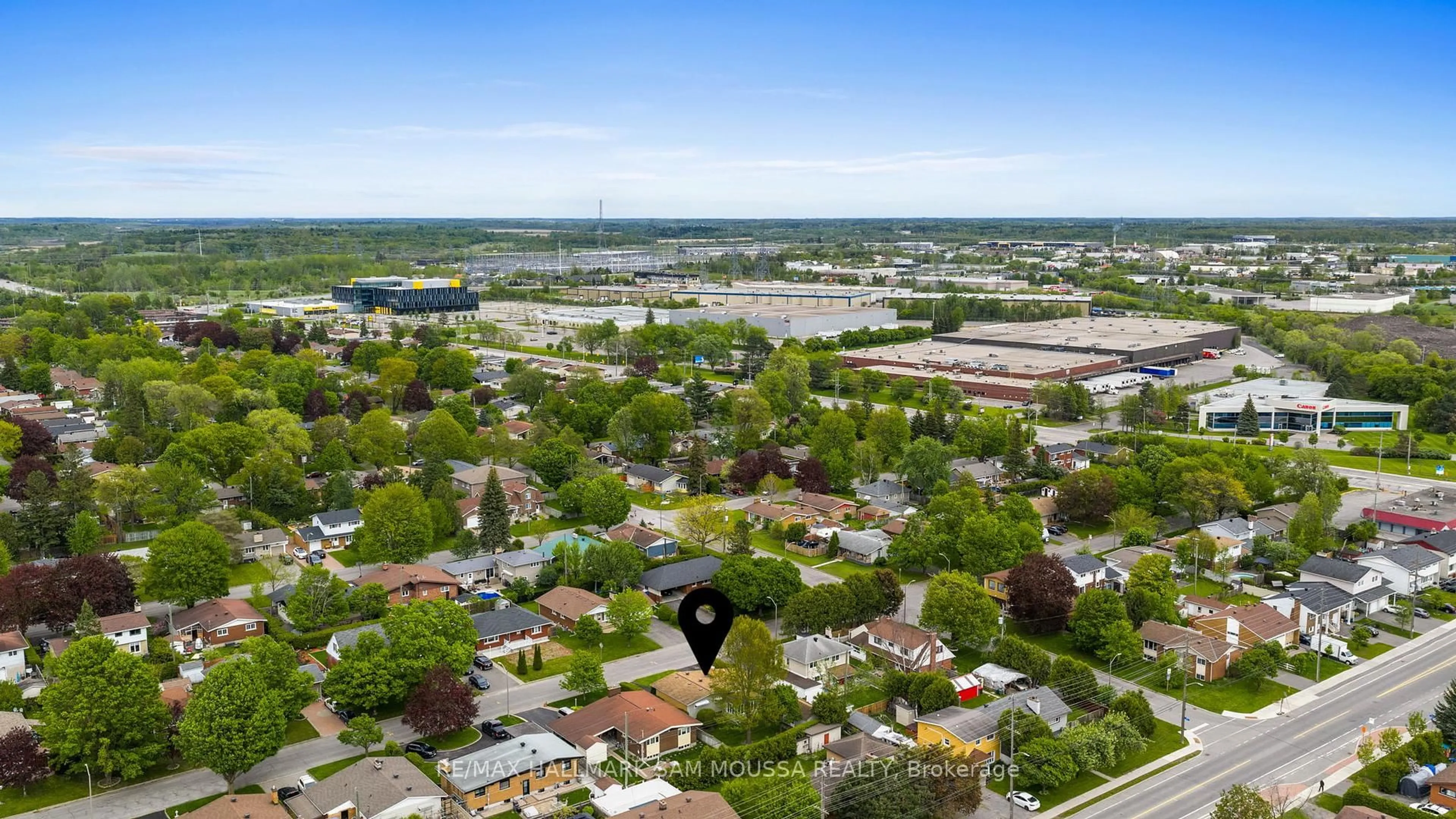 A pic from outside/outdoor area/front of a property/back of a property/a pic from drone, water/lake/river/ocean view for 2176 Martha Ave, Ottawa Ontario K1G 1K7