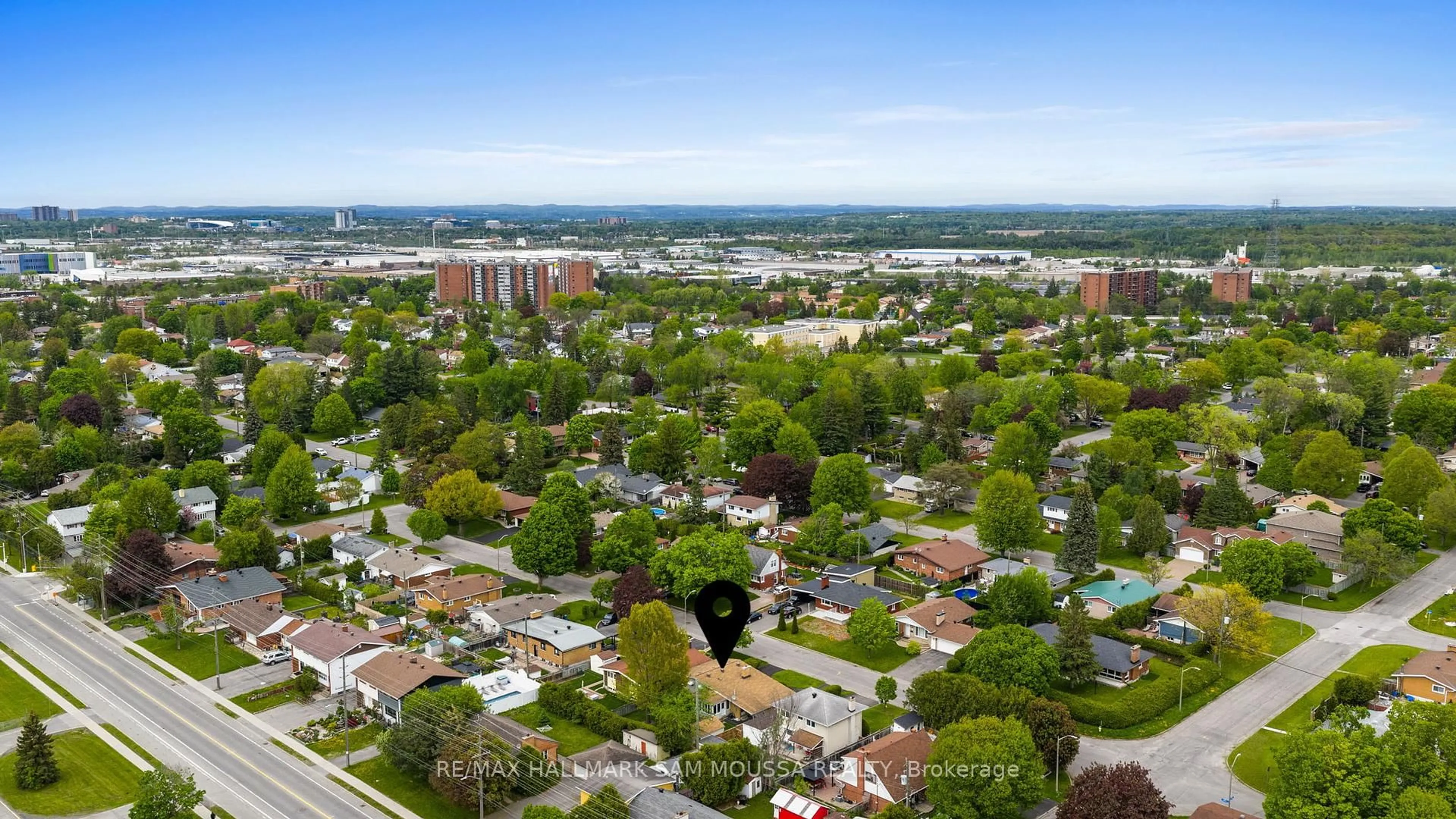 A pic from outside/outdoor area/front of a property/back of a property/a pic from drone, city buildings view from balcony for 2176 Martha Ave, Ottawa Ontario K1G 1K7