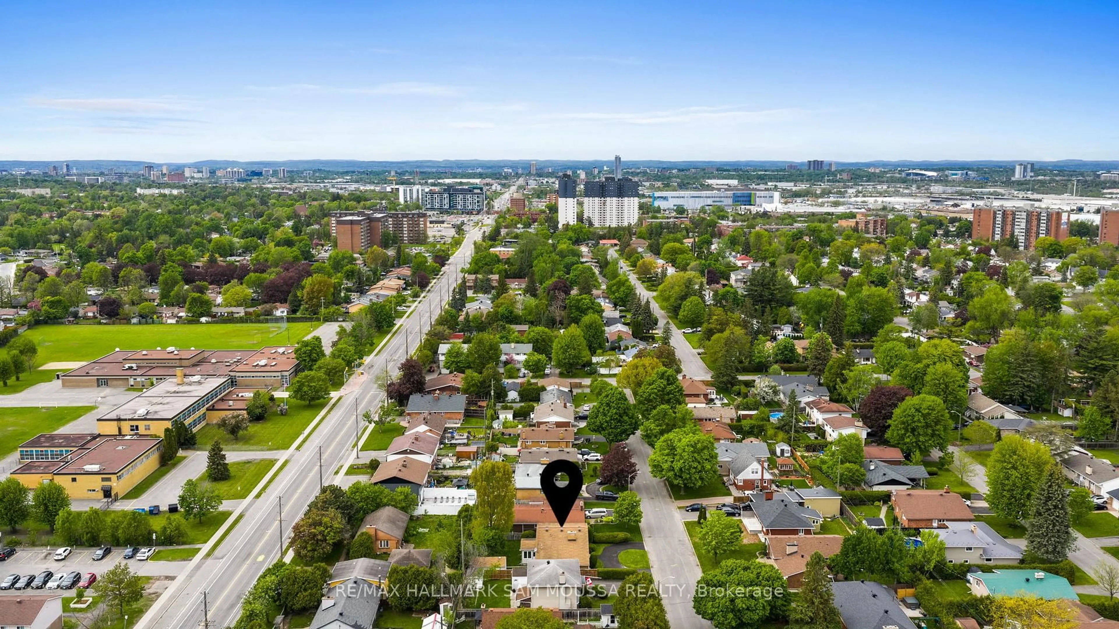 A pic from outside/outdoor area/front of a property/back of a property/a pic from drone, city buildings view from balcony for 2176 Martha Ave, Ottawa Ontario K1G 1K7