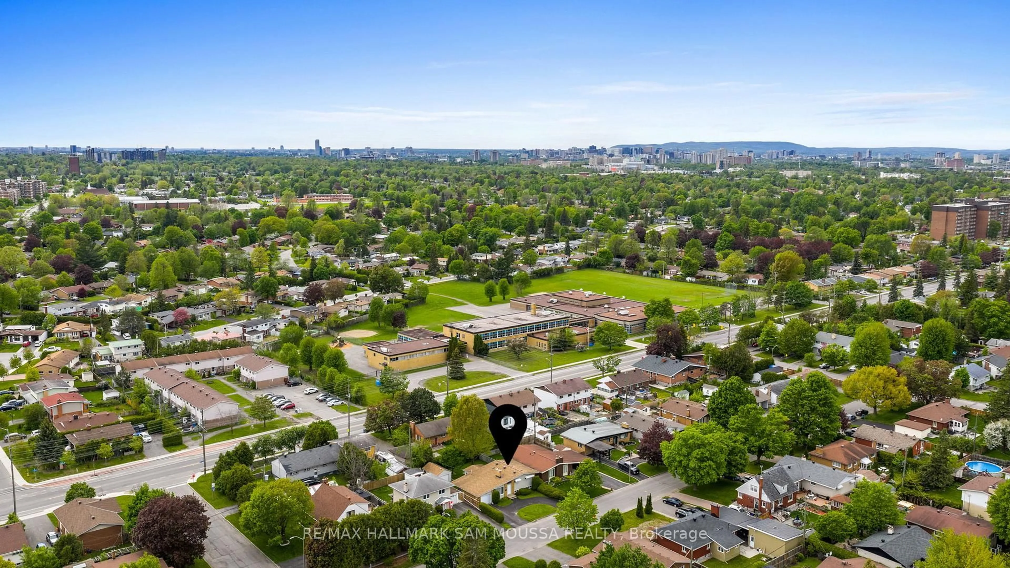 A pic from outside/outdoor area/front of a property/back of a property/a pic from drone, unknown for 2176 Martha Ave, Ottawa Ontario K1G 1K7