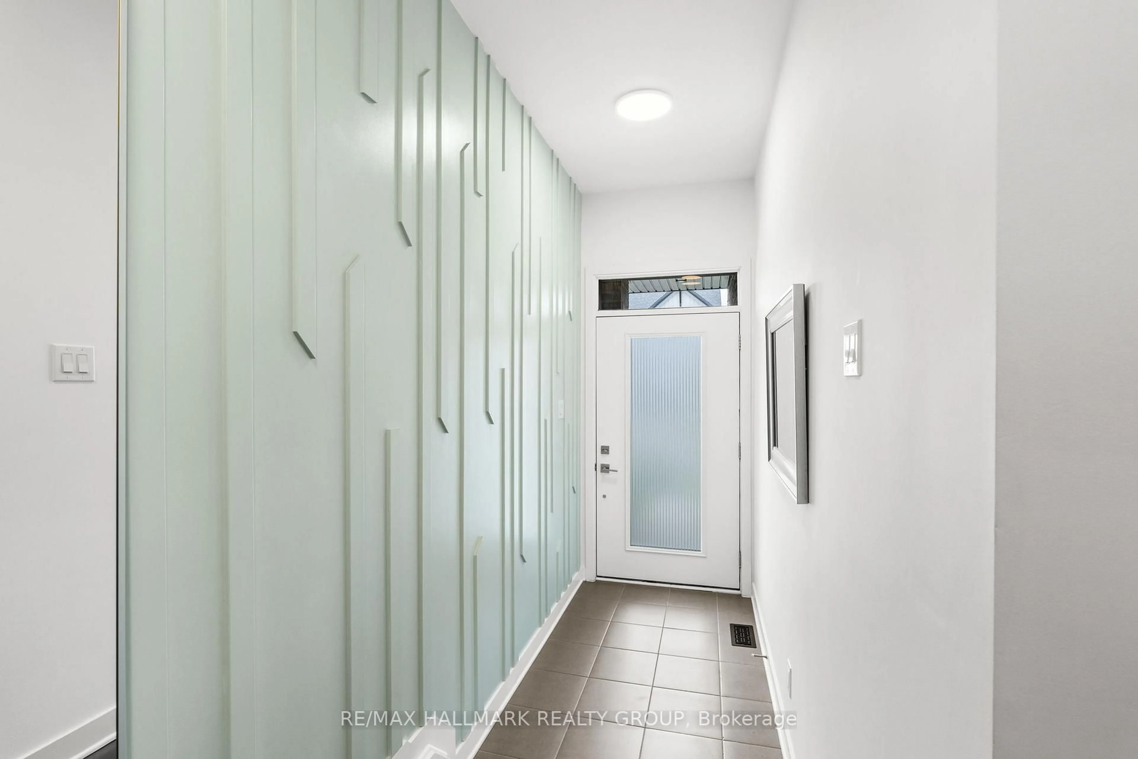 Indoor entryway for 54 Whooping Crane Rdge, Ottawa Ontario K4M 0P2