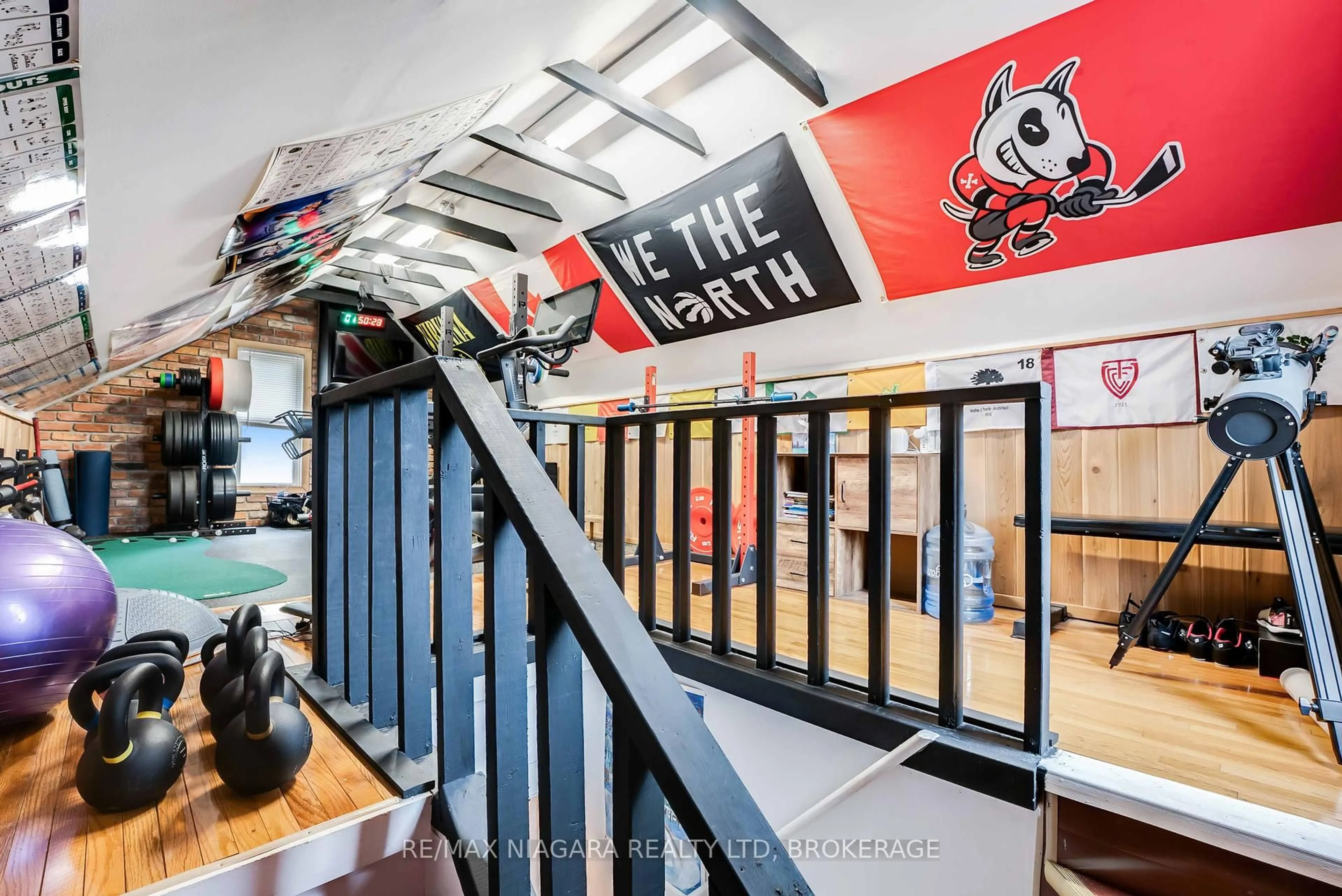 Indoor foyer for 5078 Armoury St, Niagara Falls Ontario L2E 1T4