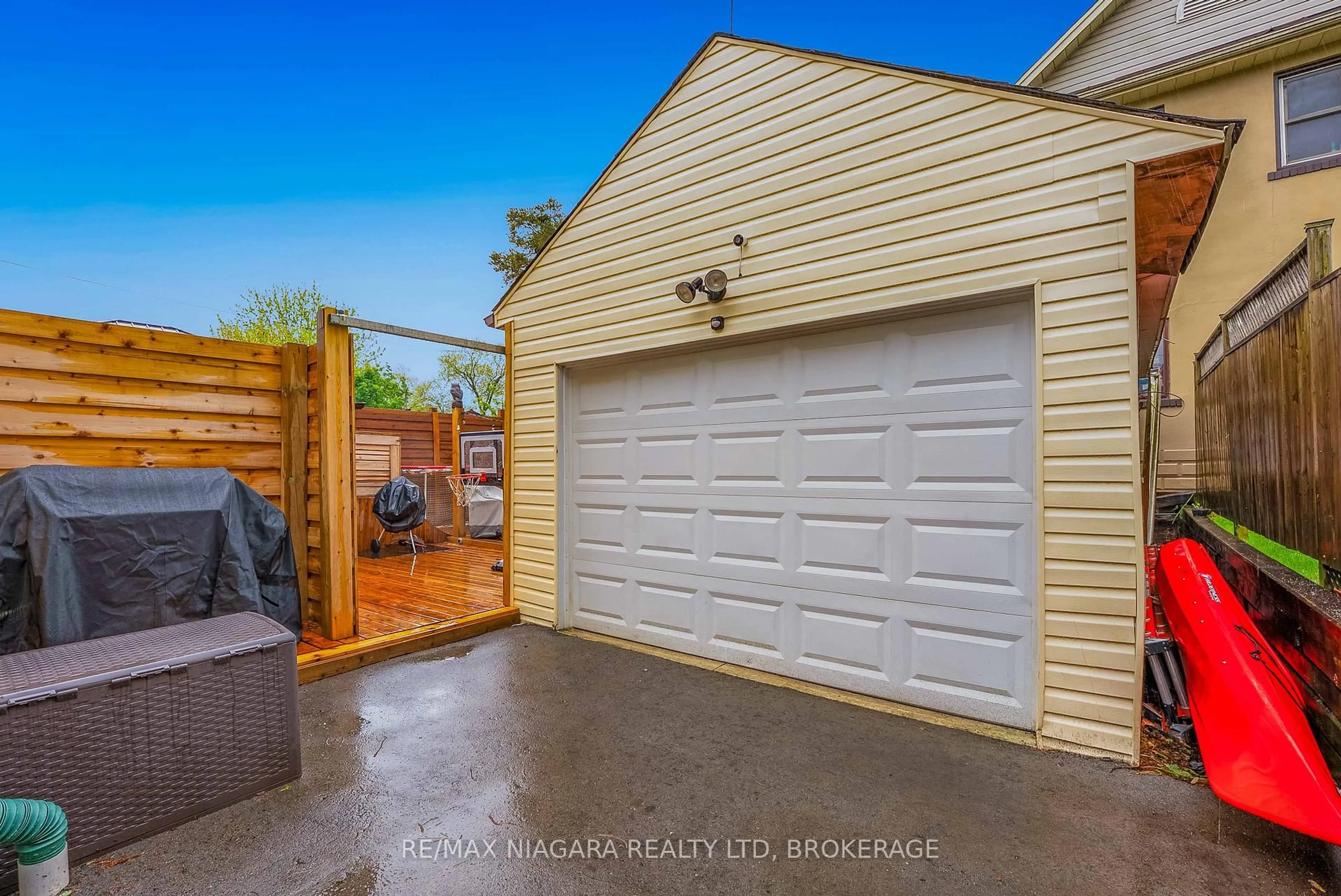 Indoor garage for 5078 Armoury St, Niagara Falls Ontario L2E 1T4