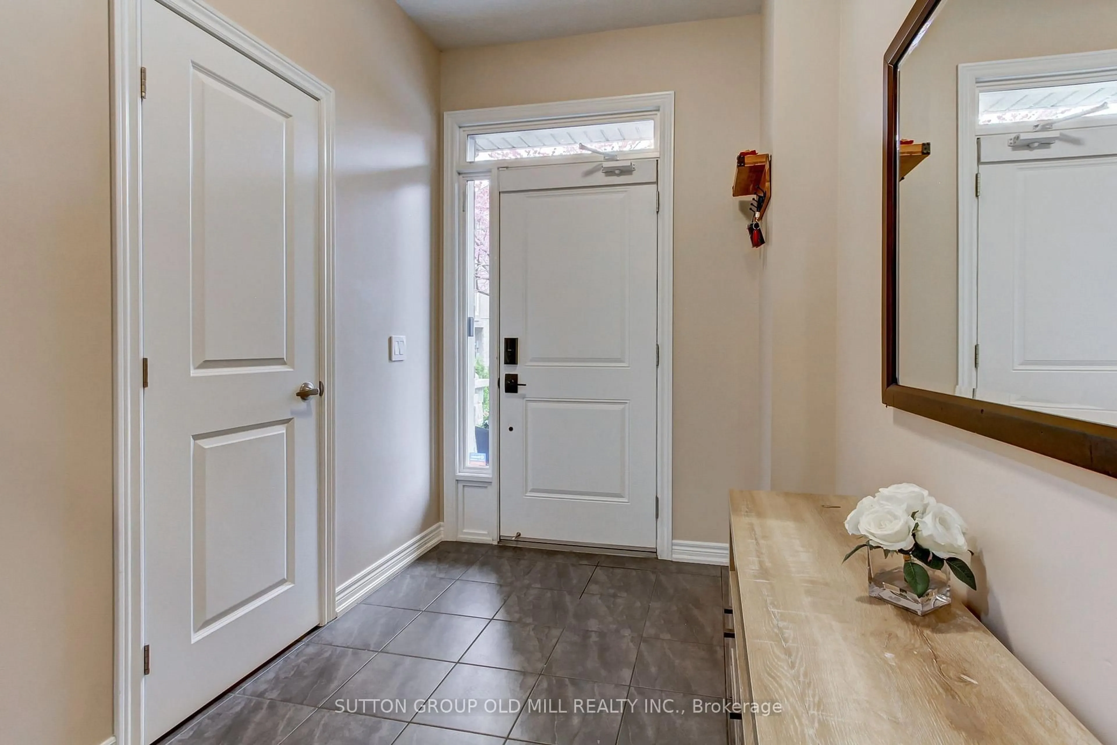 Indoor entryway for 53 Southshore Cres, Hamilton Ontario L8E 0J3