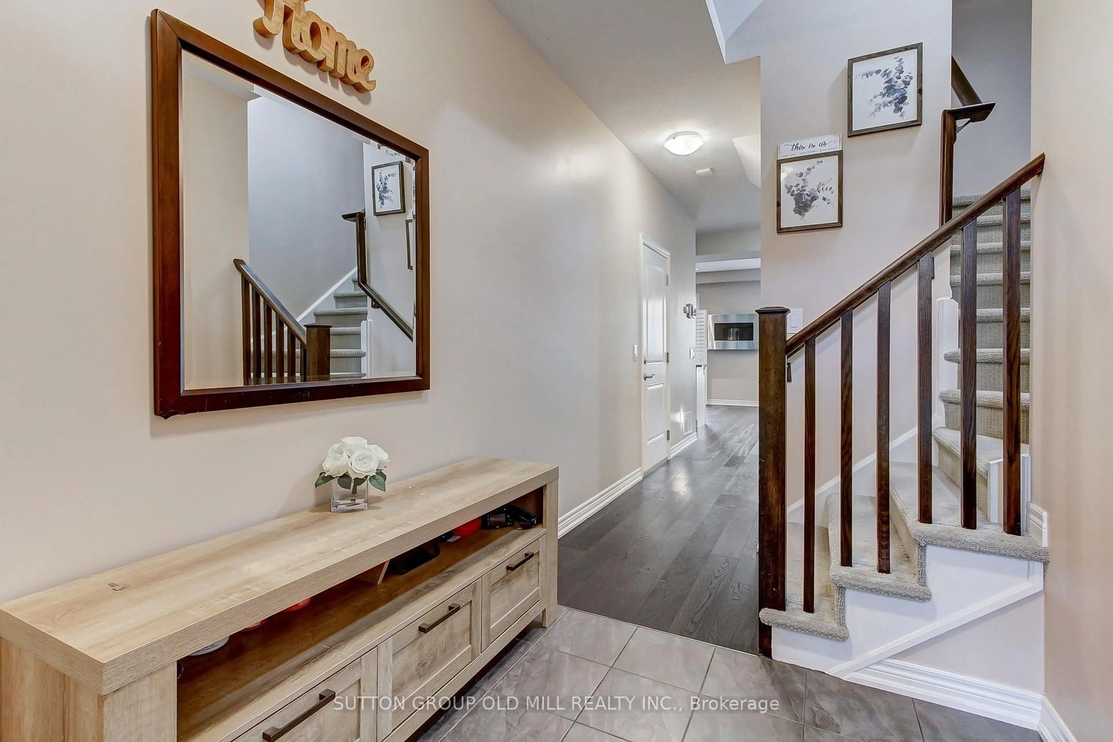 Indoor entryway for 53 Southshore Cres, Hamilton Ontario L8E 0J3