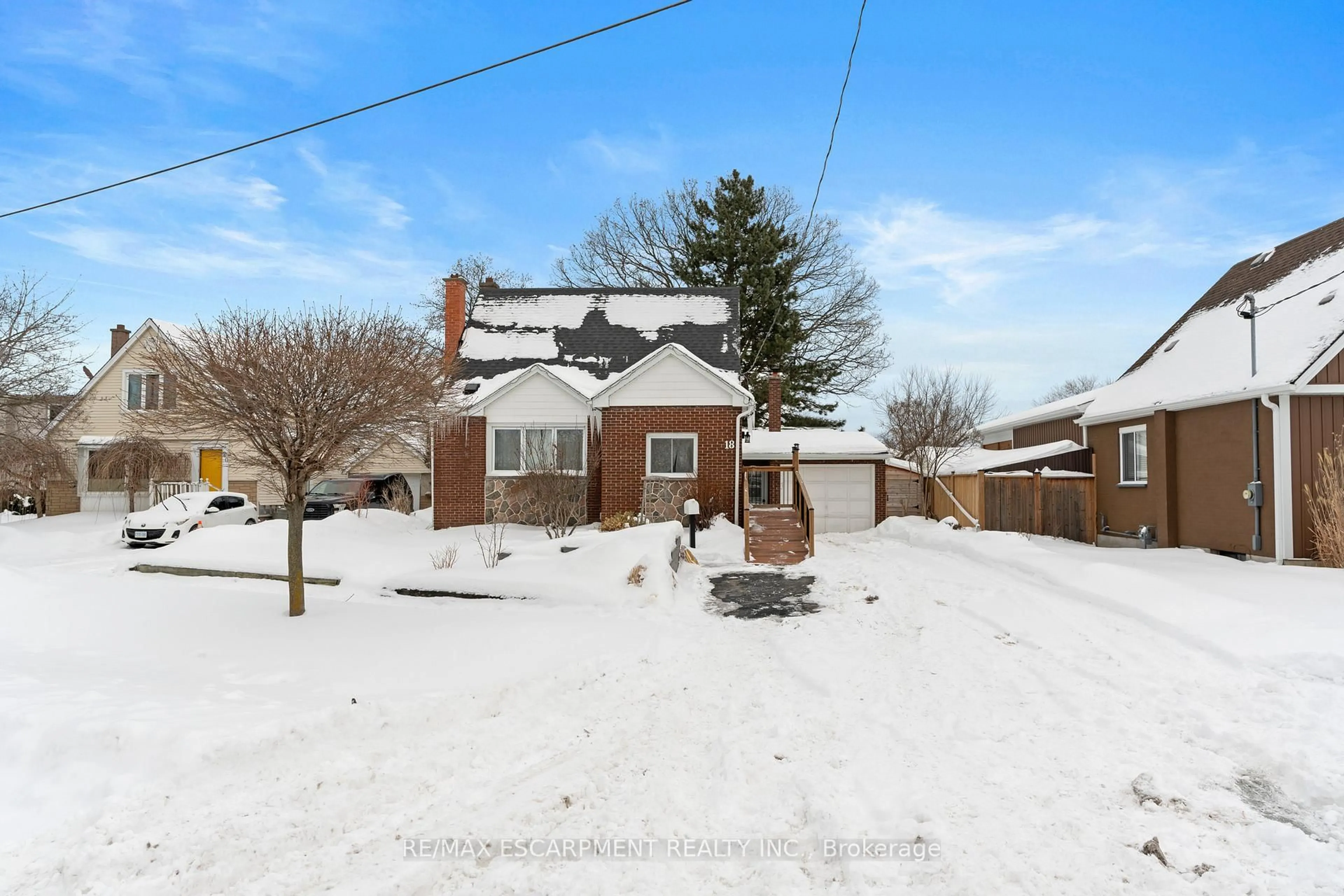 A pic from outside/outdoor area/front of a property/back of a property/a pic from drone, street for 18 Flanders Ave, St. Catharines Ontario L2M 5X3