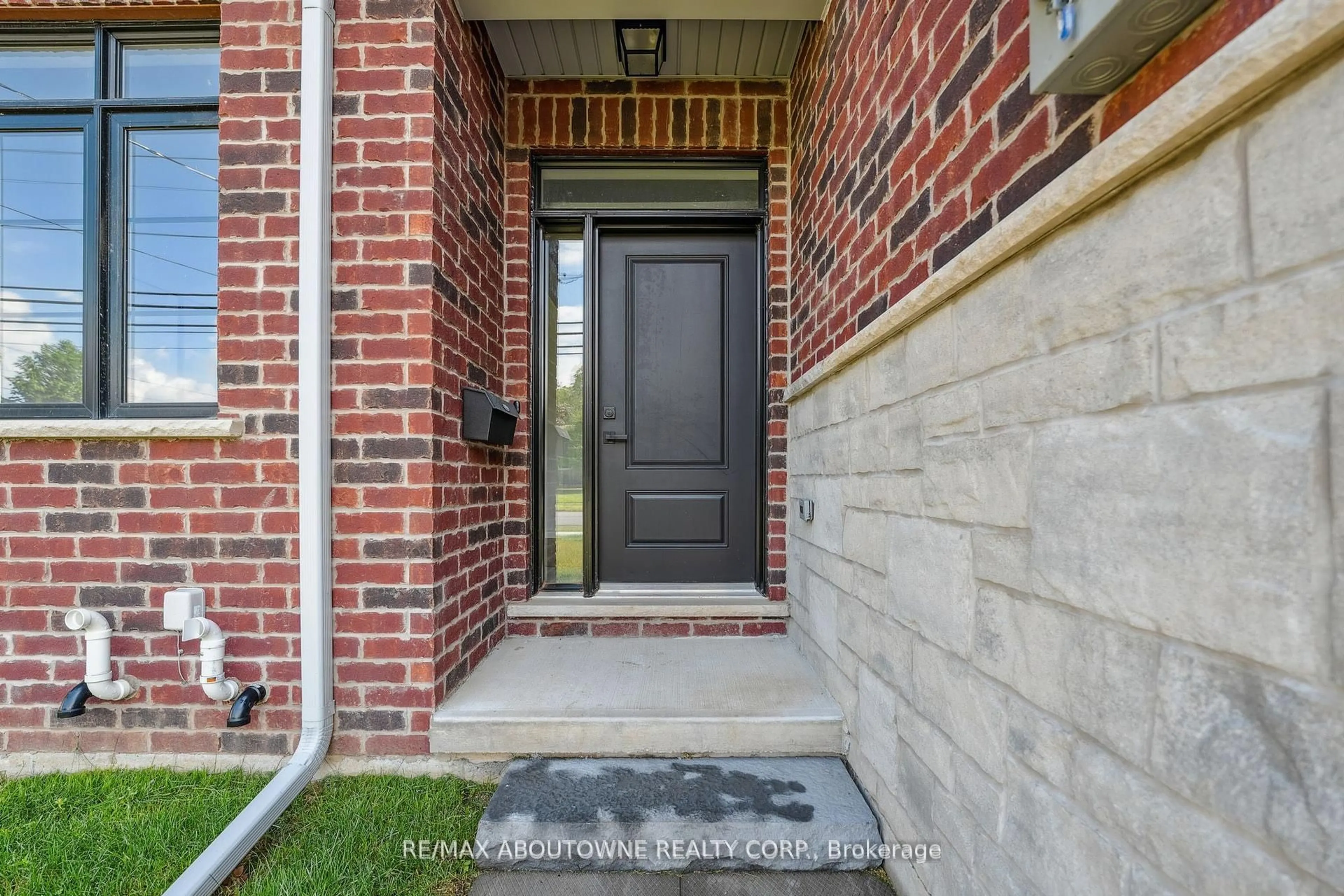 Indoor entryway for 5691 Churchs Lane, Niagara Falls Ontario L2J 1Y8
