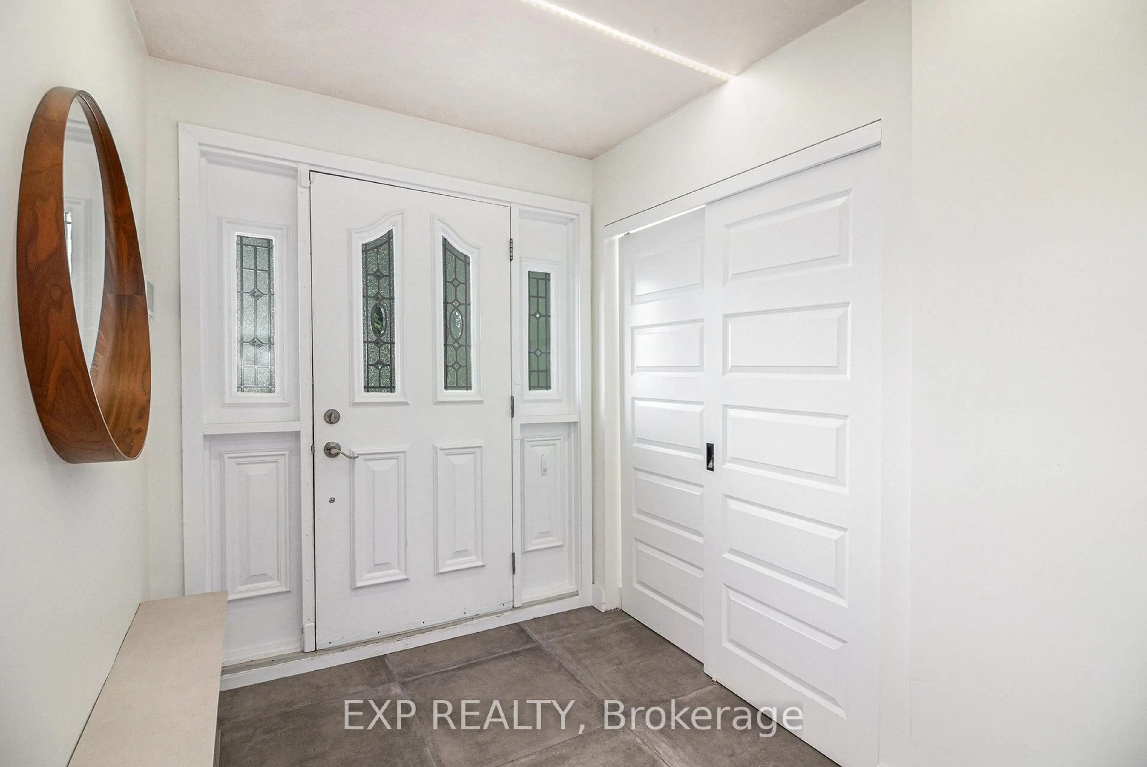 Indoor entryway for 2195 Niagara Dr, Ottawa Ontario K1H 6H5