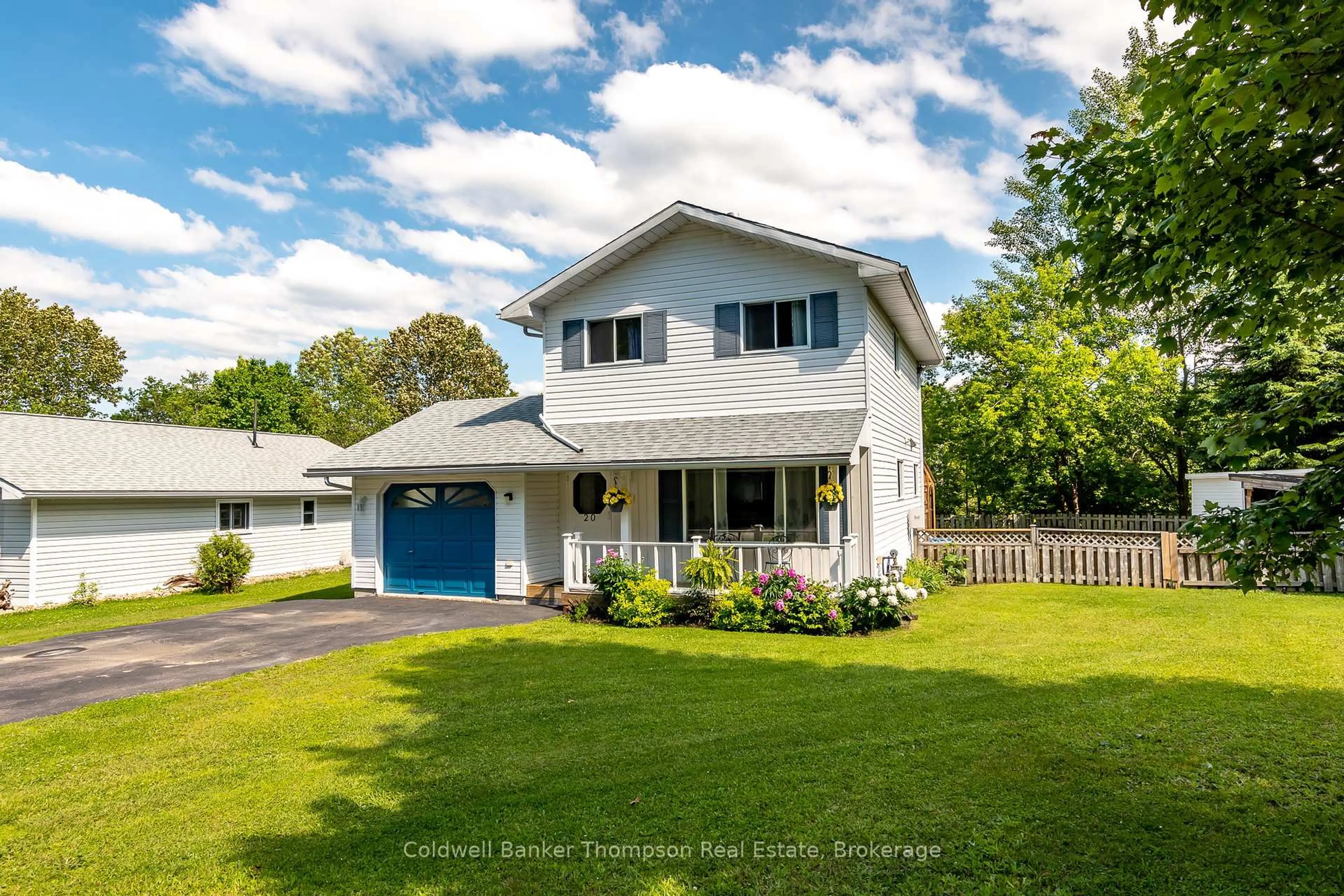 Home with vinyl exterior material, street for 20 Crestview Dr, Huntsville Ontario P1H 1S7