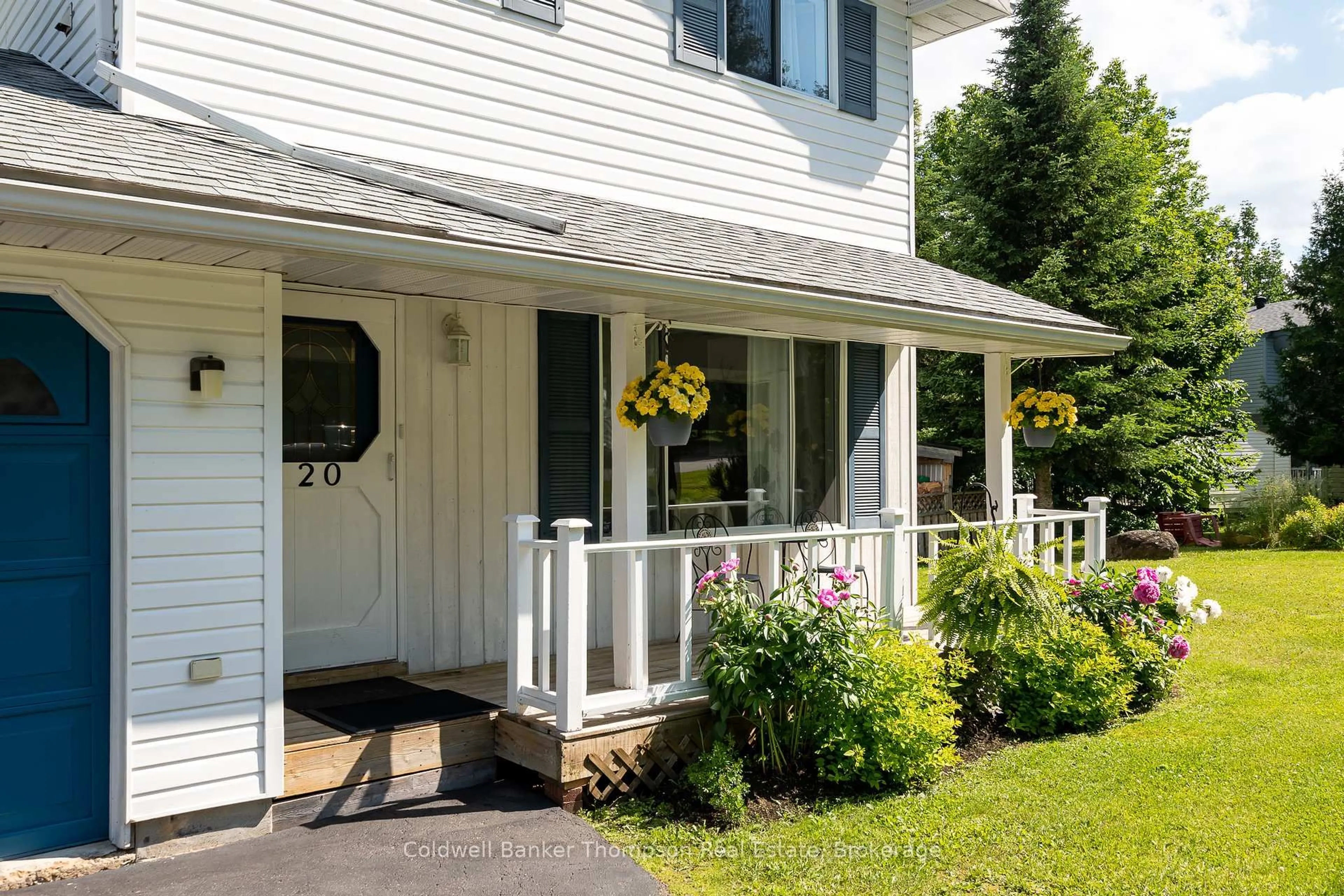 Home with vinyl exterior material, street for 20 Crestview Dr, Huntsville Ontario P1H 1S7