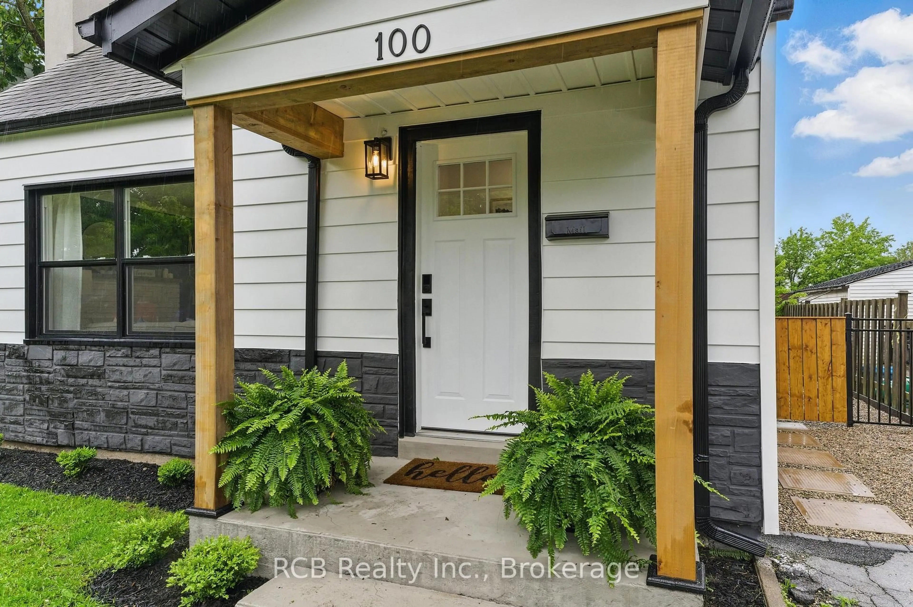 Indoor entryway for 100 Wilkes St, Brantford Ontario N3T 4W1