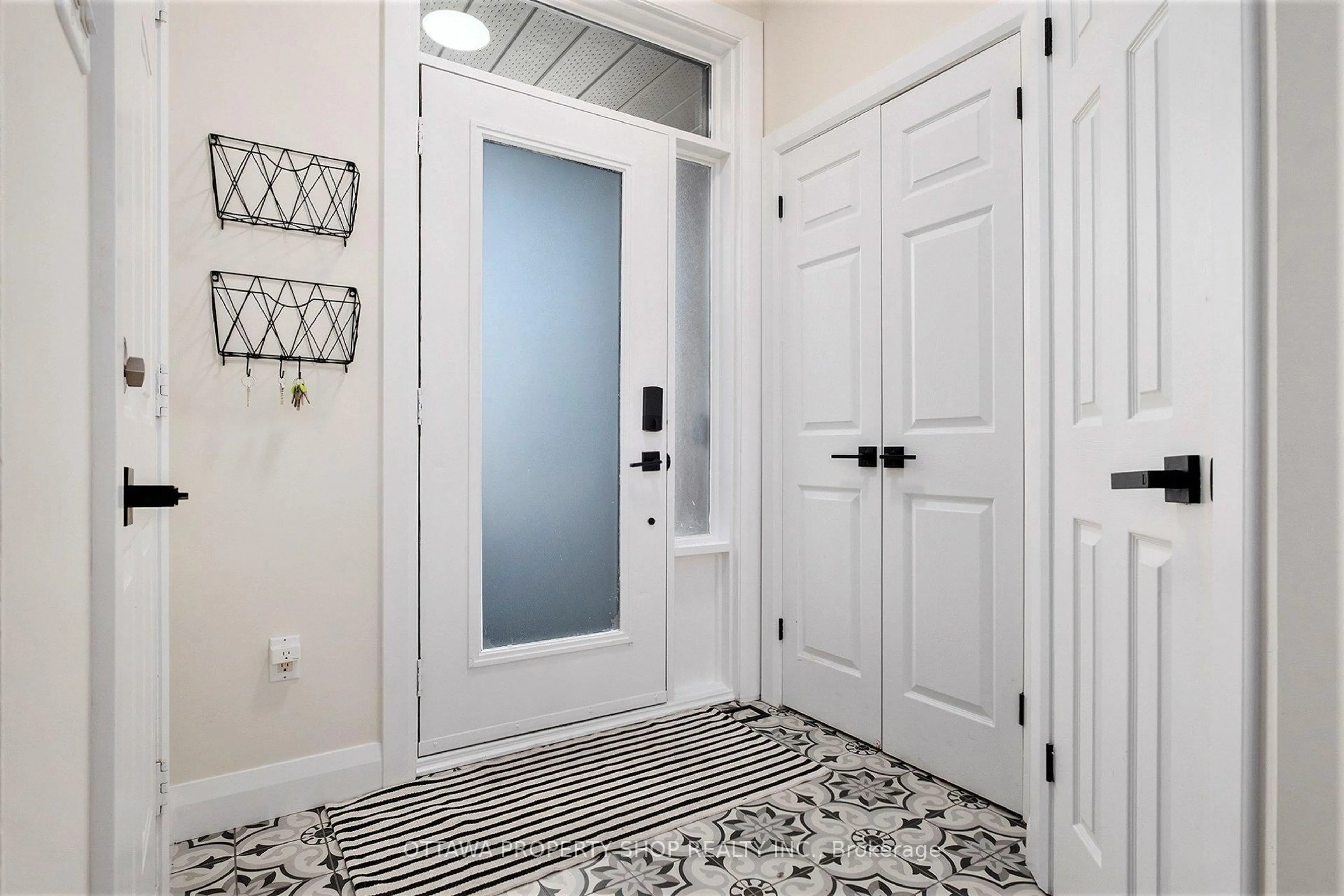 Indoor entryway for 7 Kimberwick Cres, Ottawa Ontario K1V 1K6