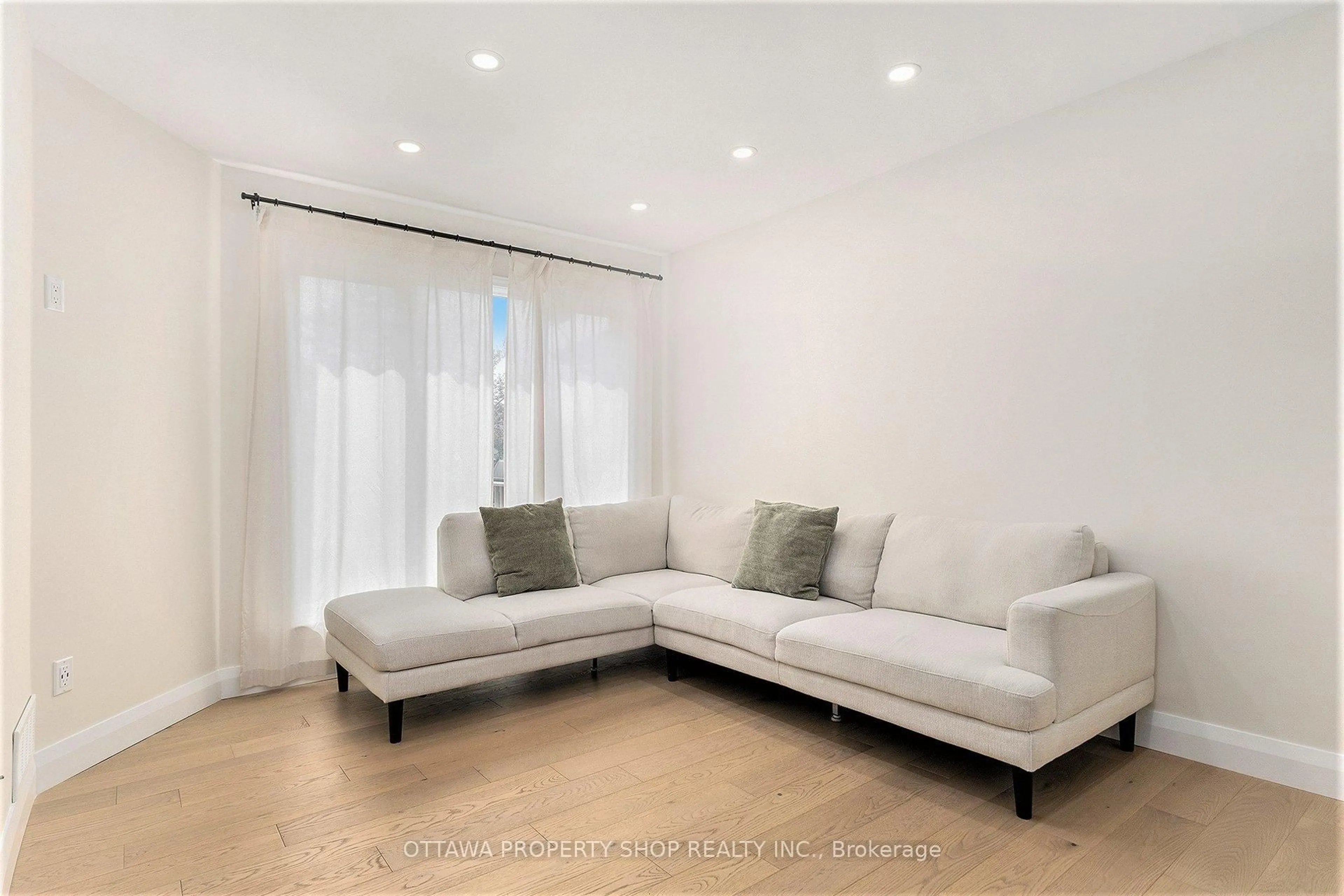 Living room with furniture, unknown for 7 Kimberwick Cres, Ottawa Ontario K1V 1K6