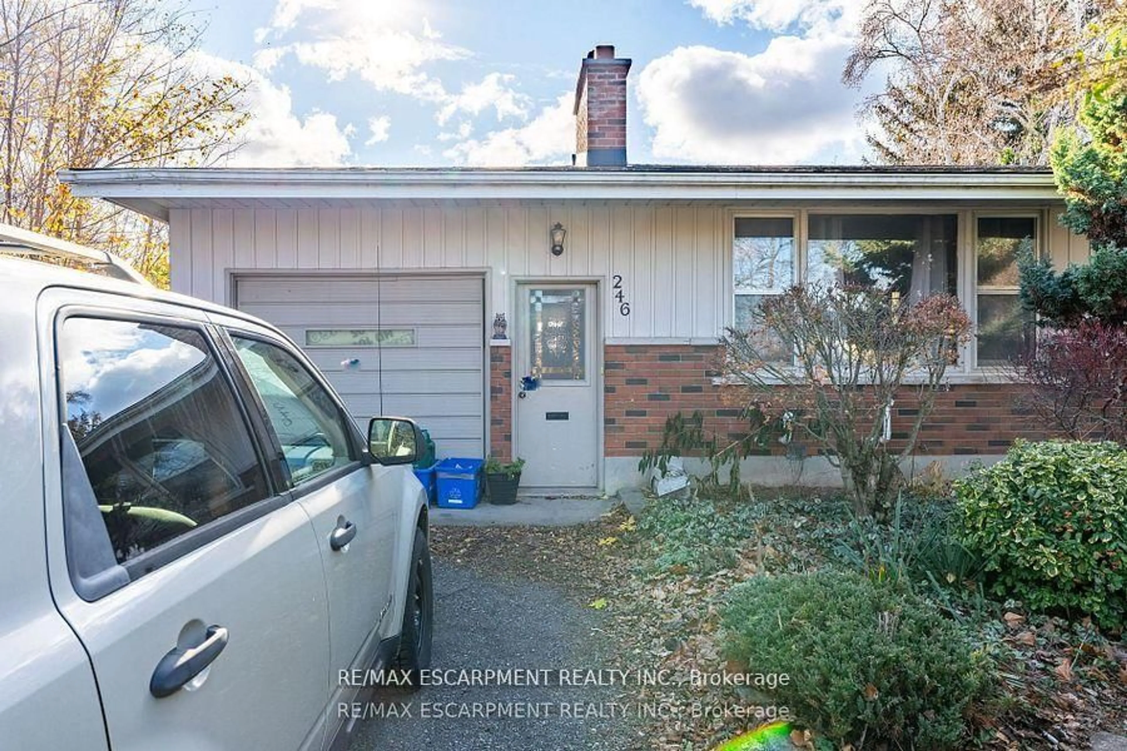Home with vinyl exterior material, street for 246 Main St, Grimsby Ontario L3M 1P6