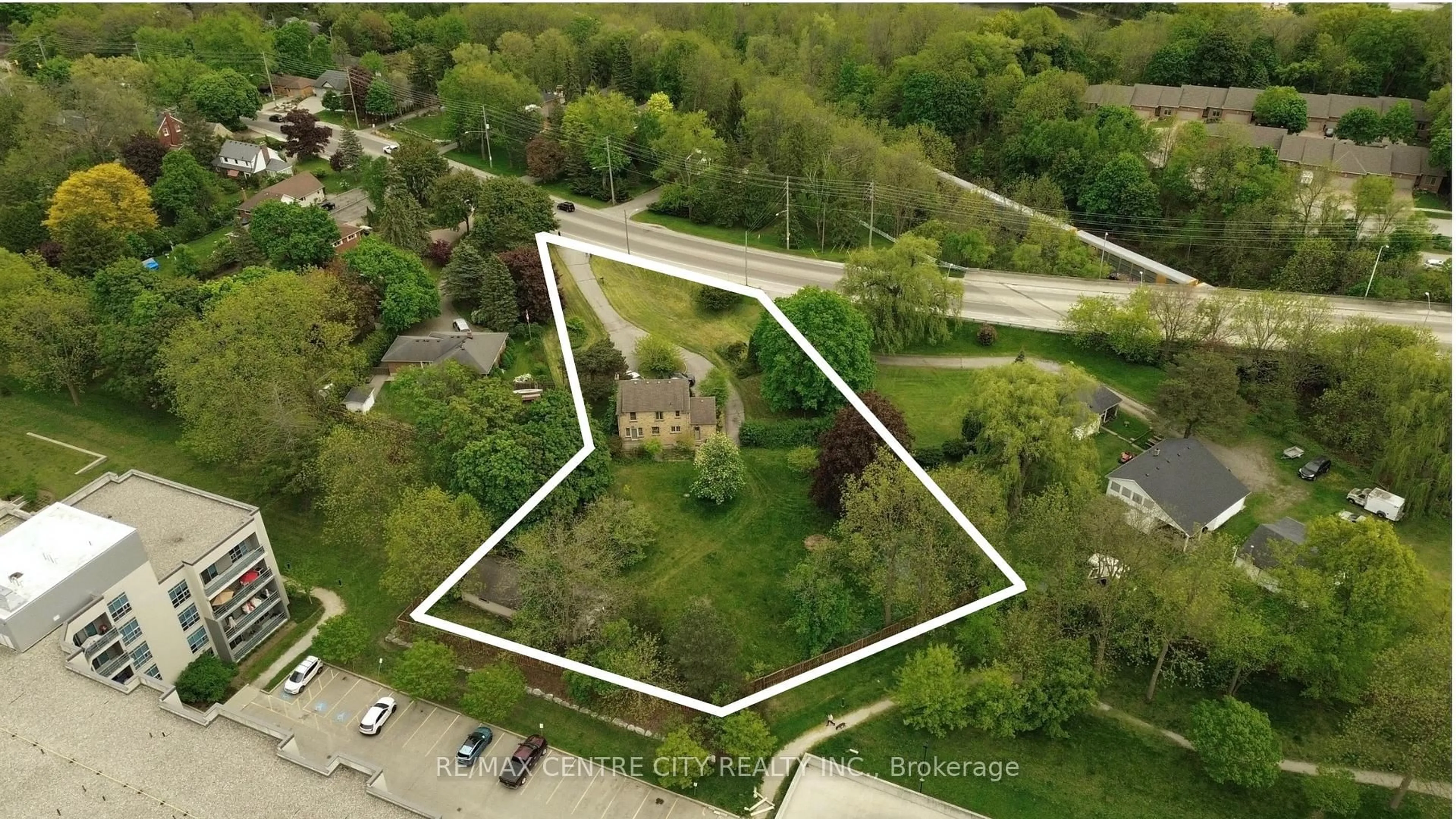 A pic from outside/outdoor area/front of a property/back of a property/a pic from drone, building for 377 Riverside Dr, London North Ontario N6H 1G3