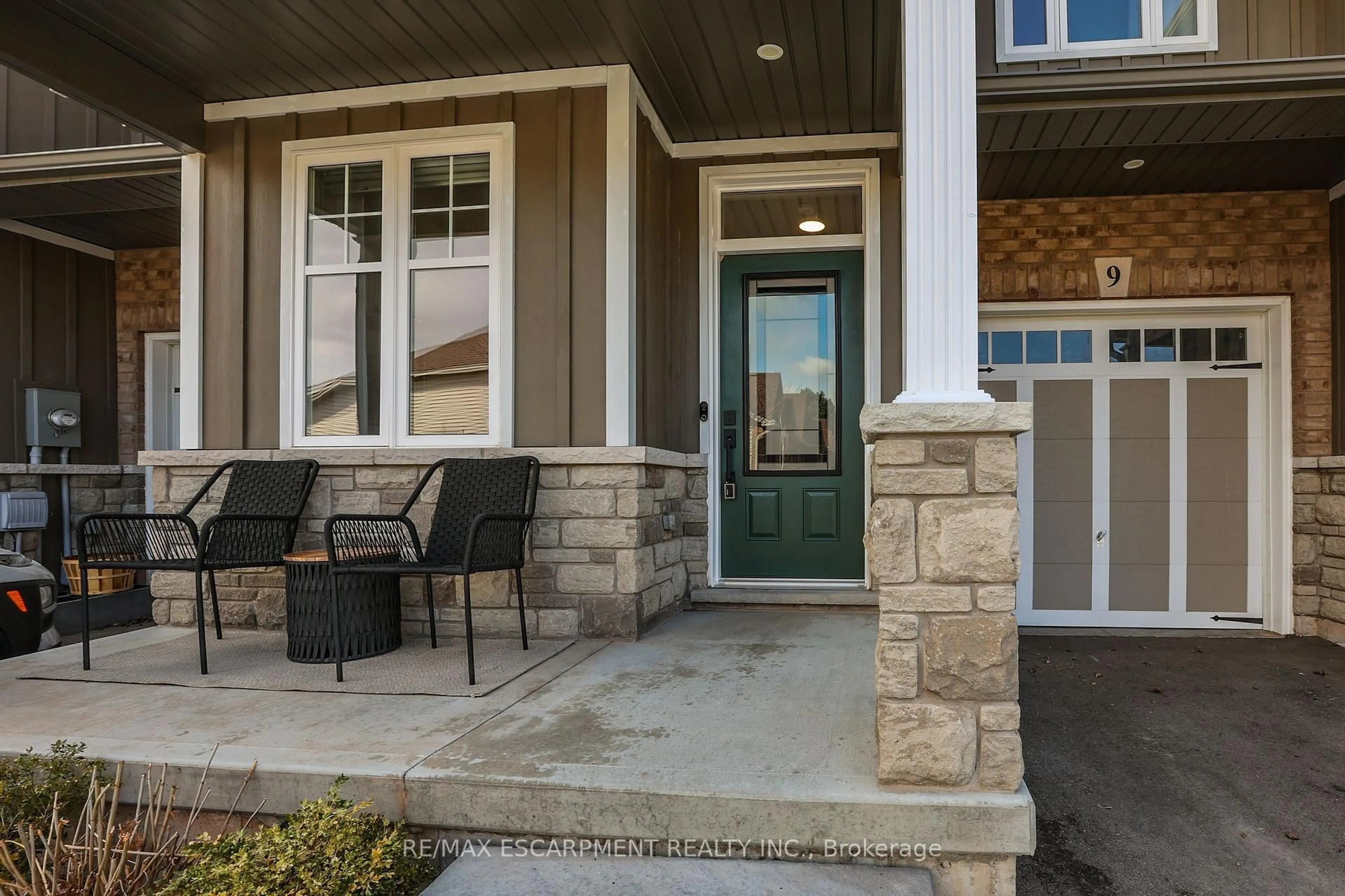 Indoor entryway for 8 Nelles Rd #9, Grimsby Ontario L3M 0G8