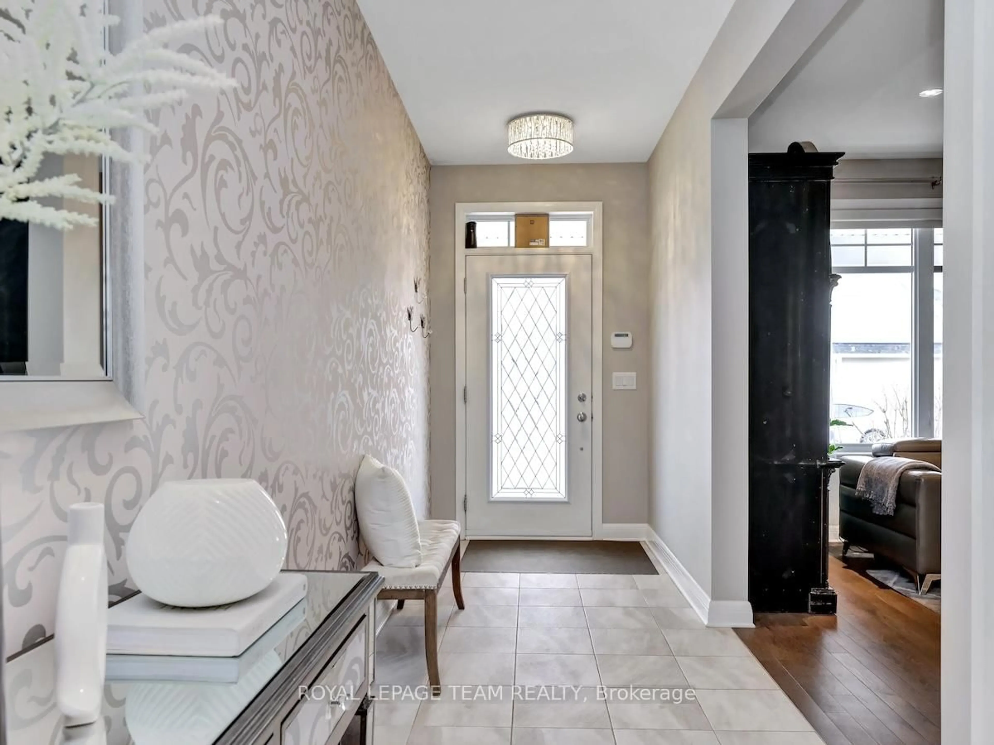 Indoor entryway for 240 ESCARPMENT Cres, Ottawa Ontario K2T 0L6