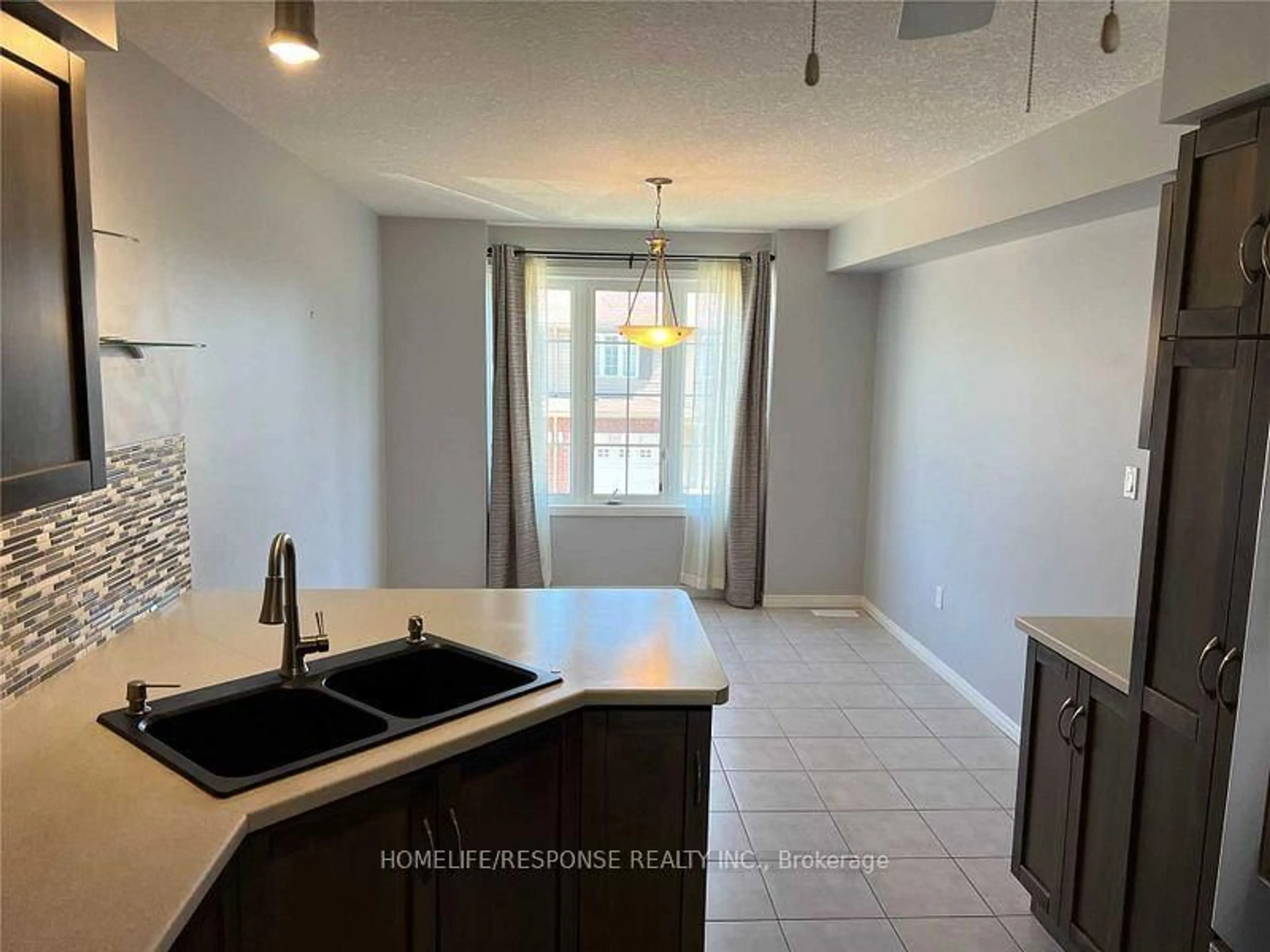 Open concept kitchen, ceramic/tile floor for 305 BRIARMEADOW Dr #9, Kitchener Ontario N2A 4K9