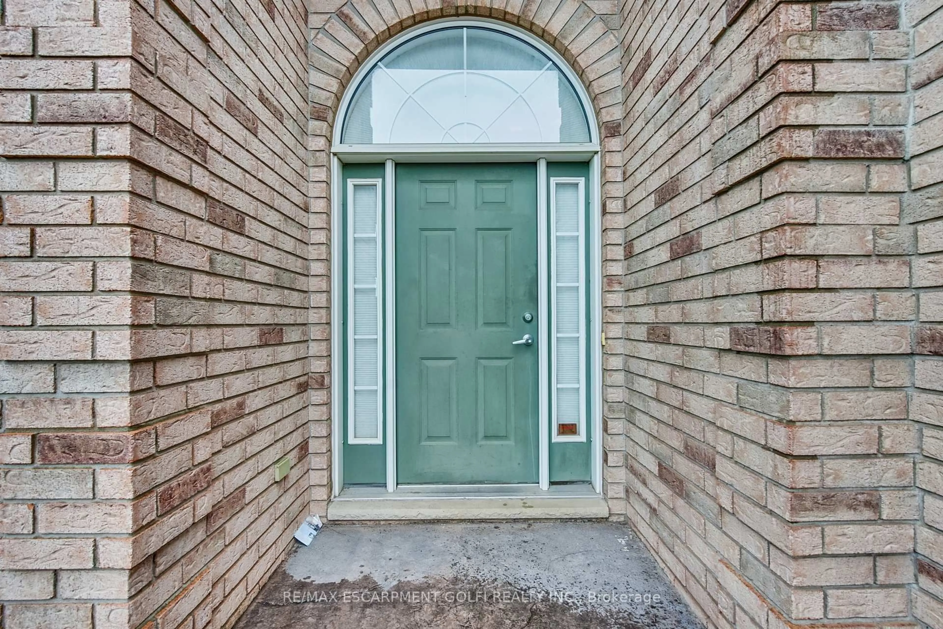 Indoor entryway for 15 Old Course Tr, Welland Ontario L3B 6G8