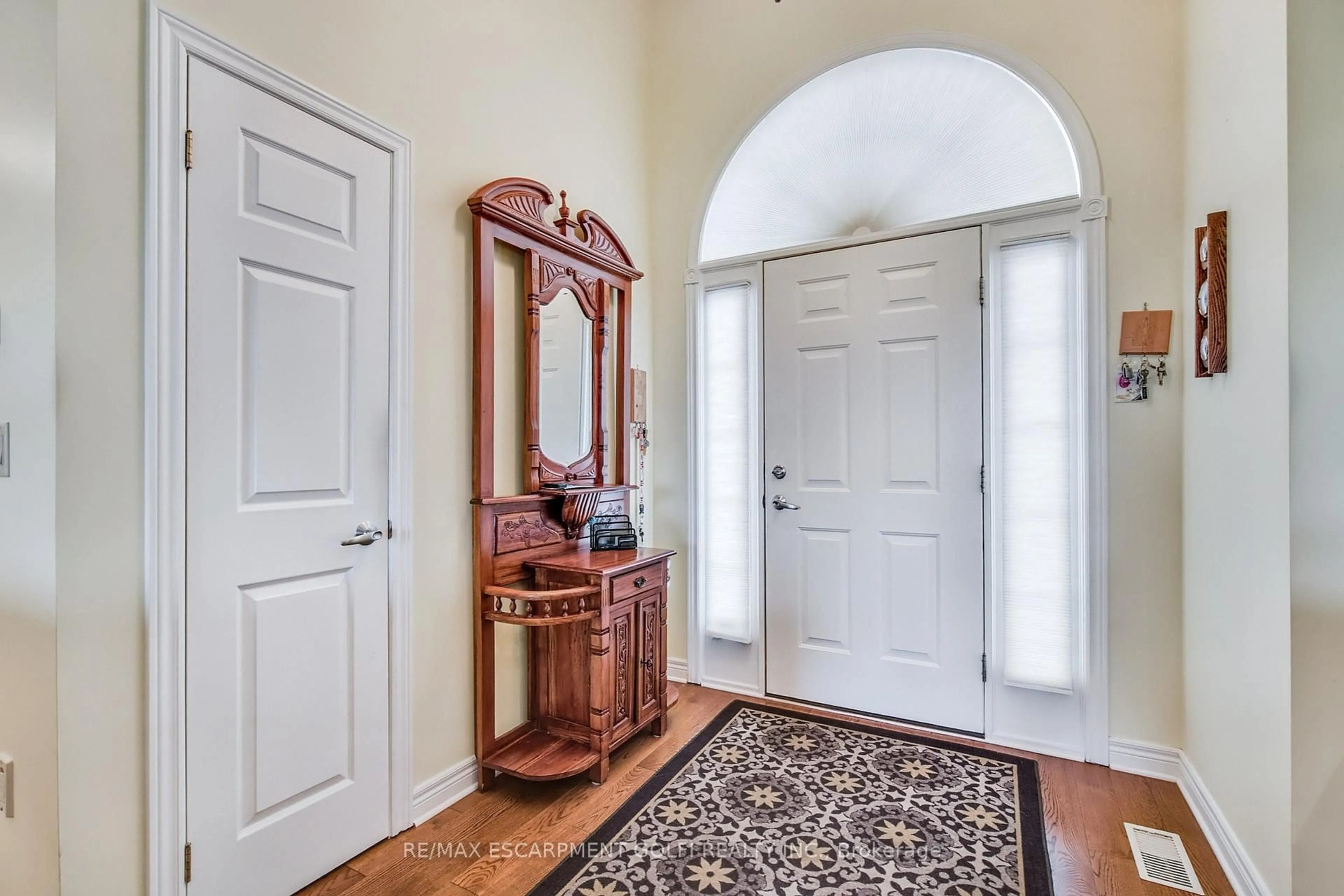 Indoor entryway for 15 Old Course Tr, Welland Ontario L3B 6G8