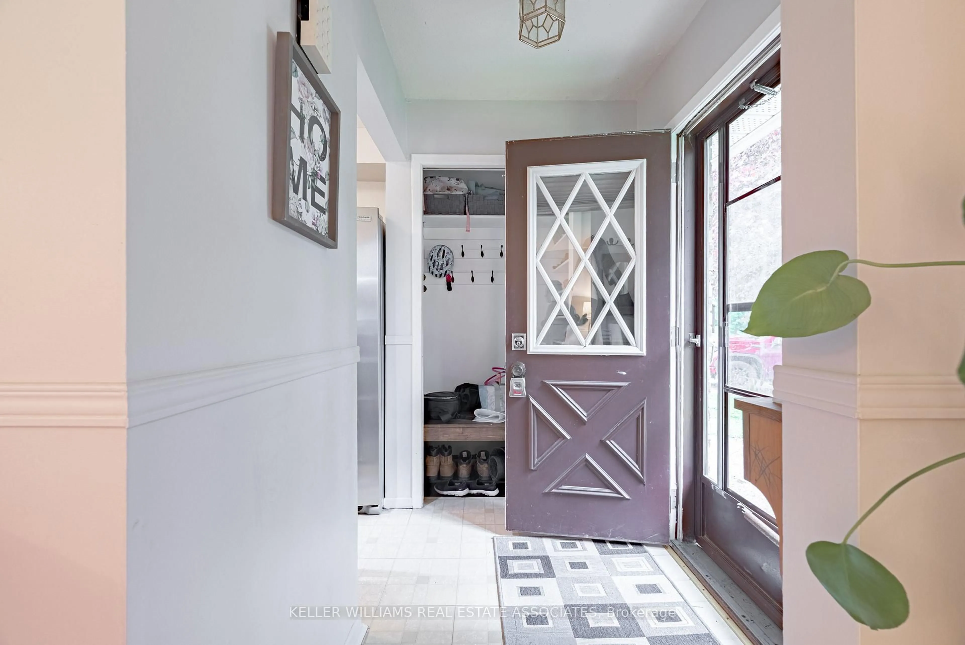 Indoor entryway for 15 Lloyd Pl, Kawartha Lakes Ontario K9V 5C1