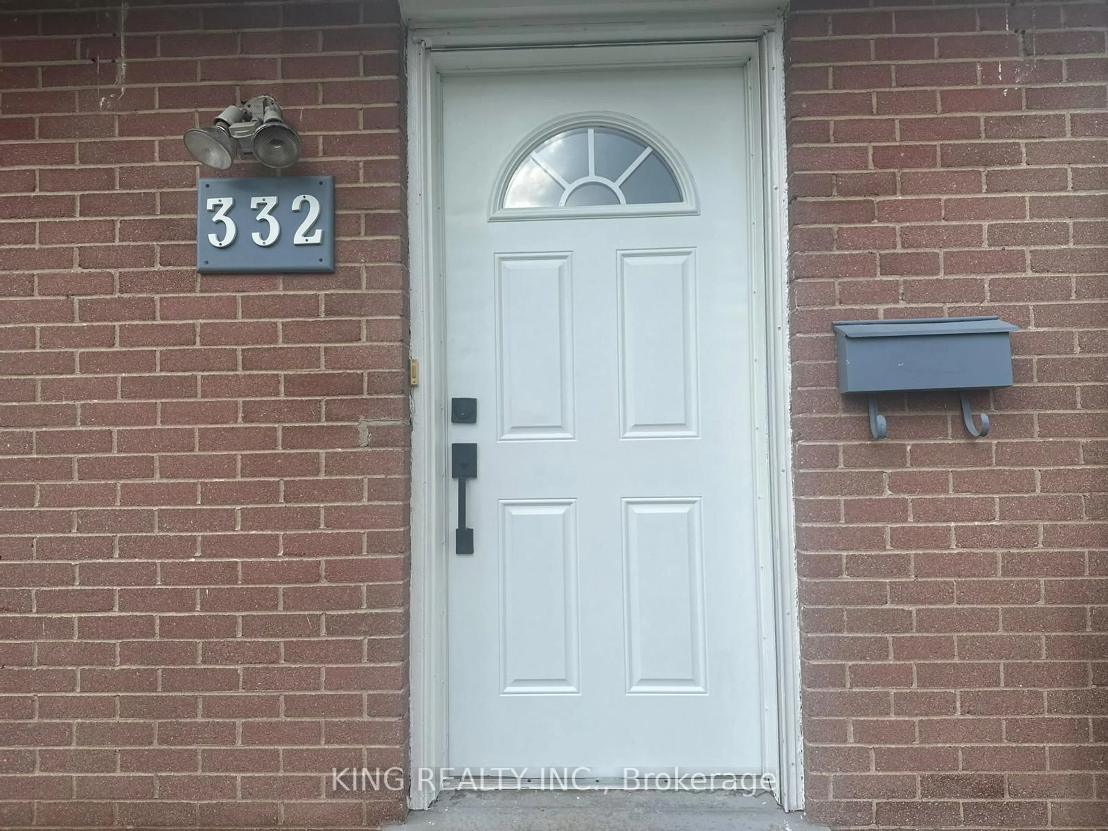 Indoor entryway for 332 MANITOBA St, London East Ontario N5W 4W3