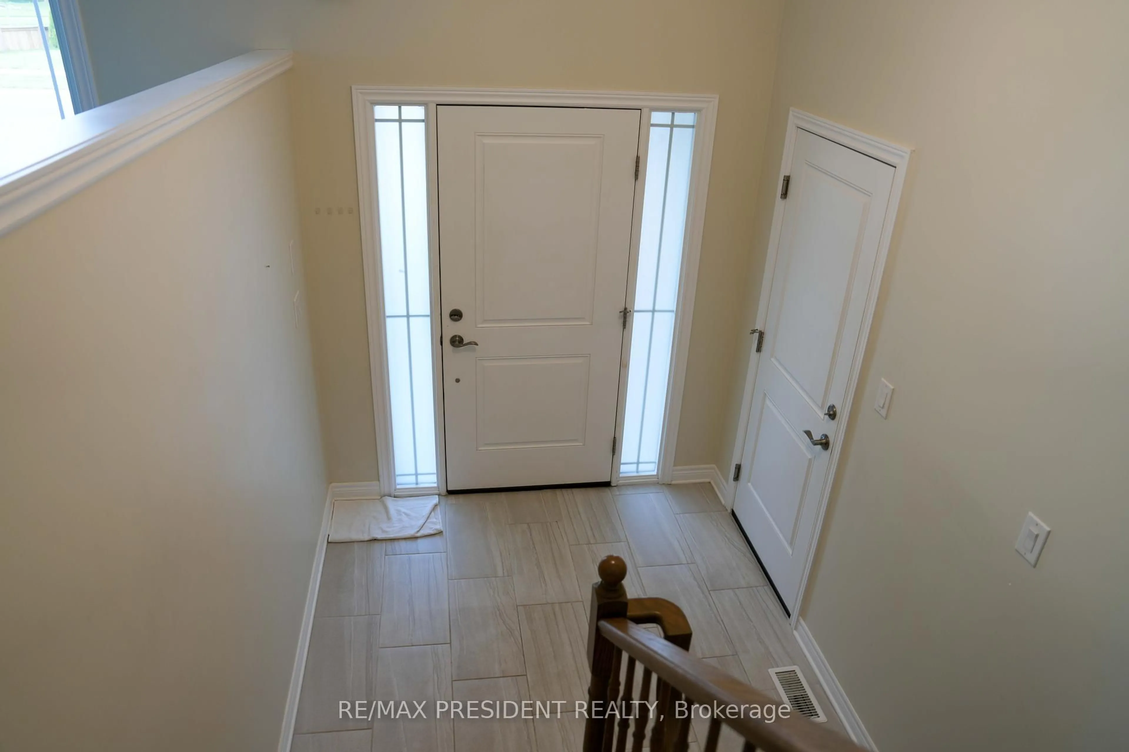 Indoor entryway for 7 Berkshire Dr, St. Catharines Ontario L2M 3Y3