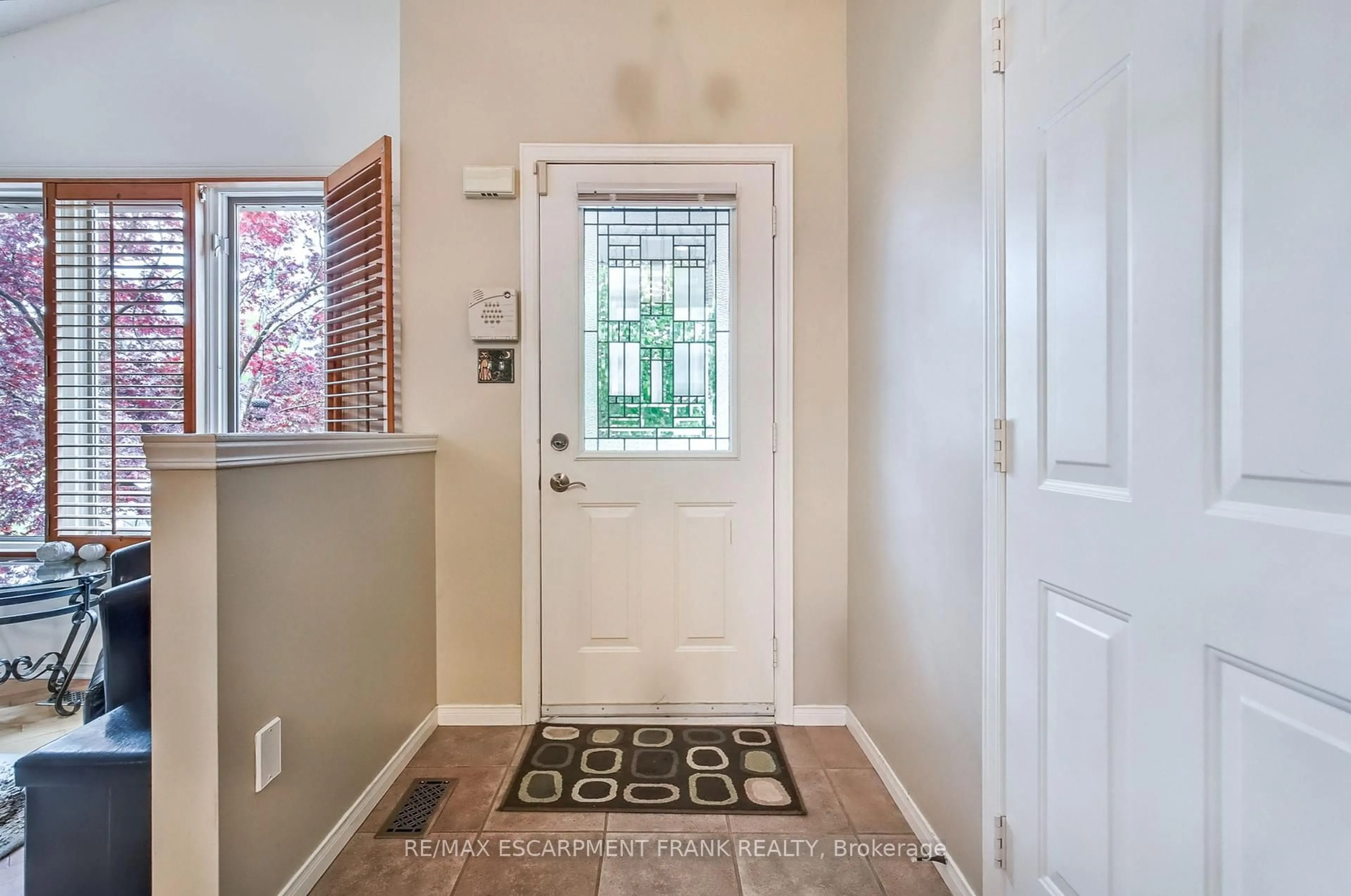 Indoor entryway for 123 Braithwaite Ave, Hamilton Ontario L9G 5A3