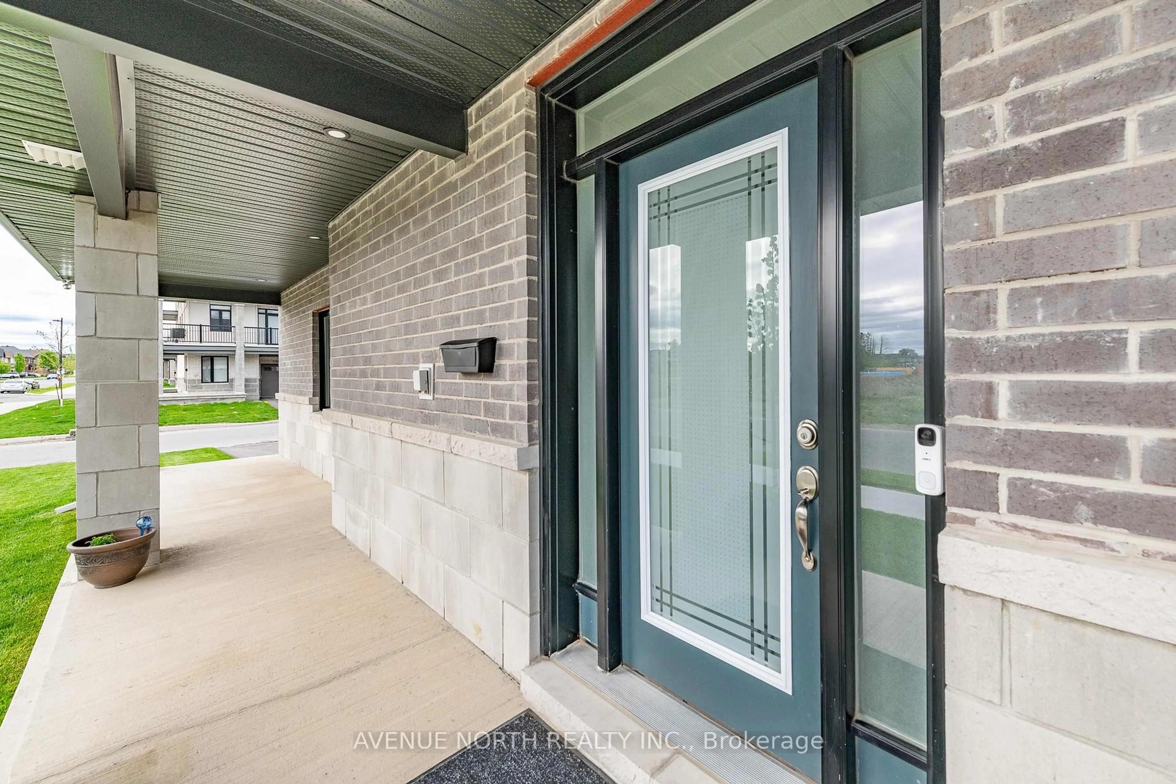 Indoor entryway for 579 Tahoe Hts, Ottawa Ontario K1T 0X4