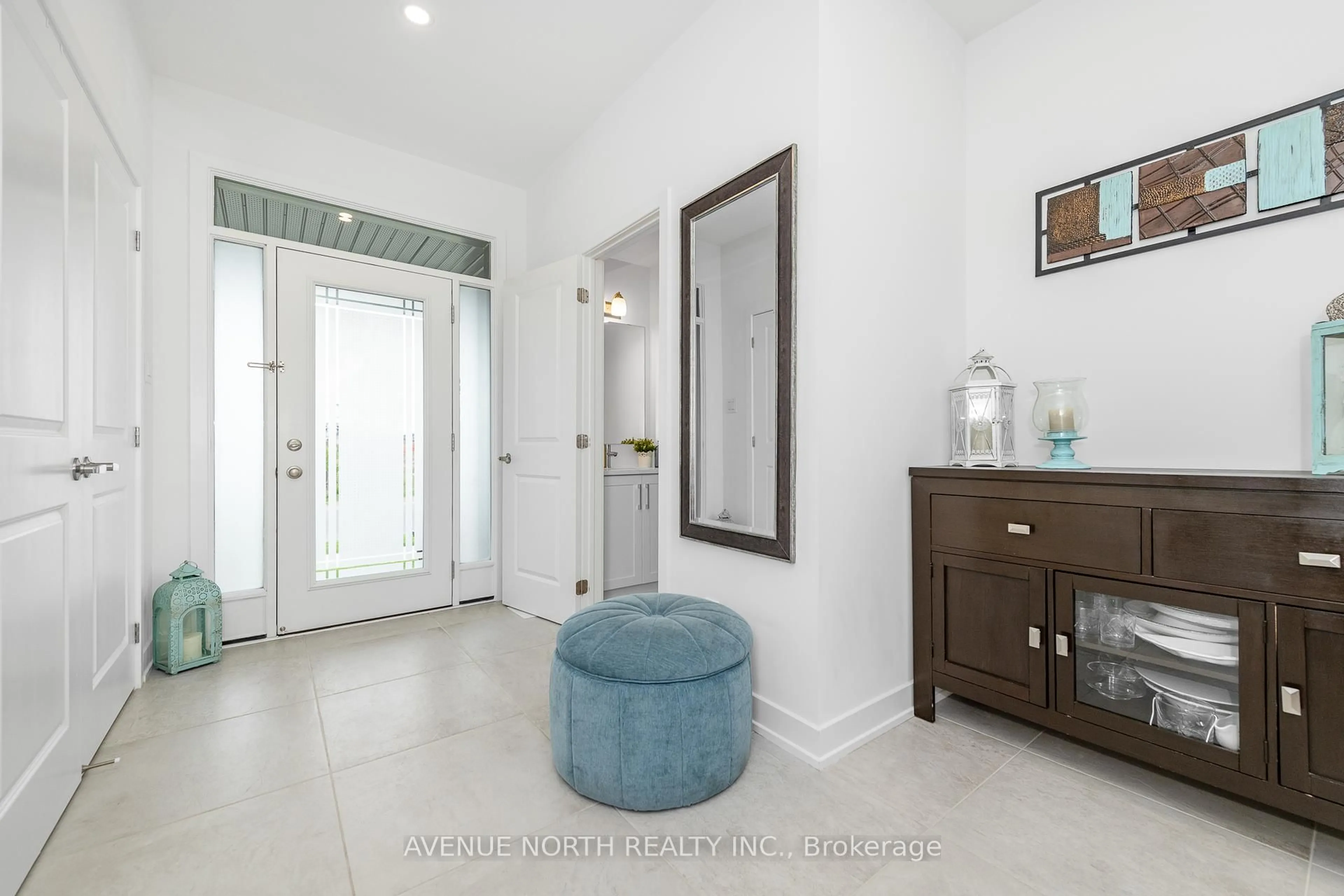 Indoor entryway for 579 Tahoe Hts, Ottawa Ontario K1T 0X4