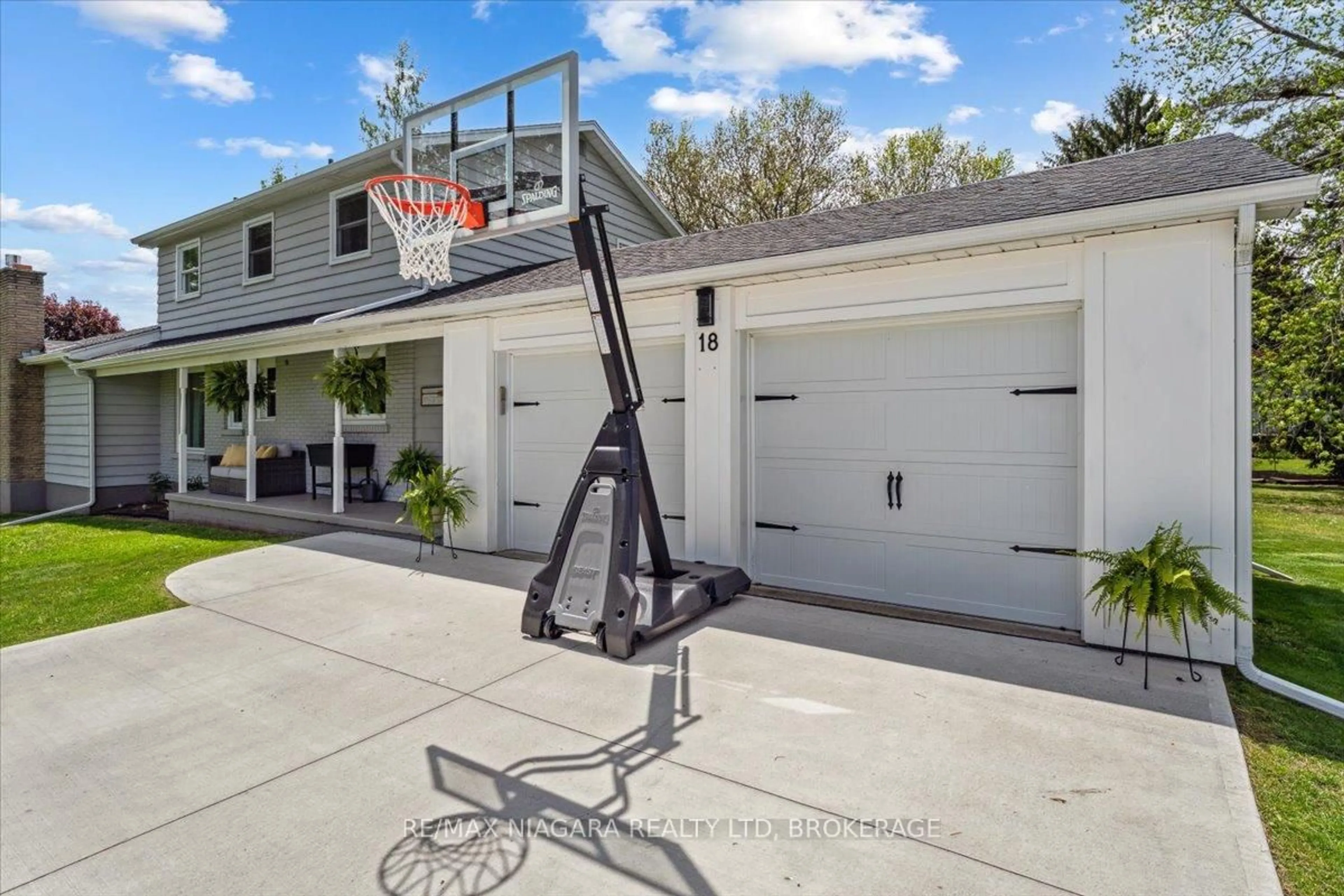 Indoor garage for 18 Rosemount Ave, Port Colborne Ontario L3K 5P7