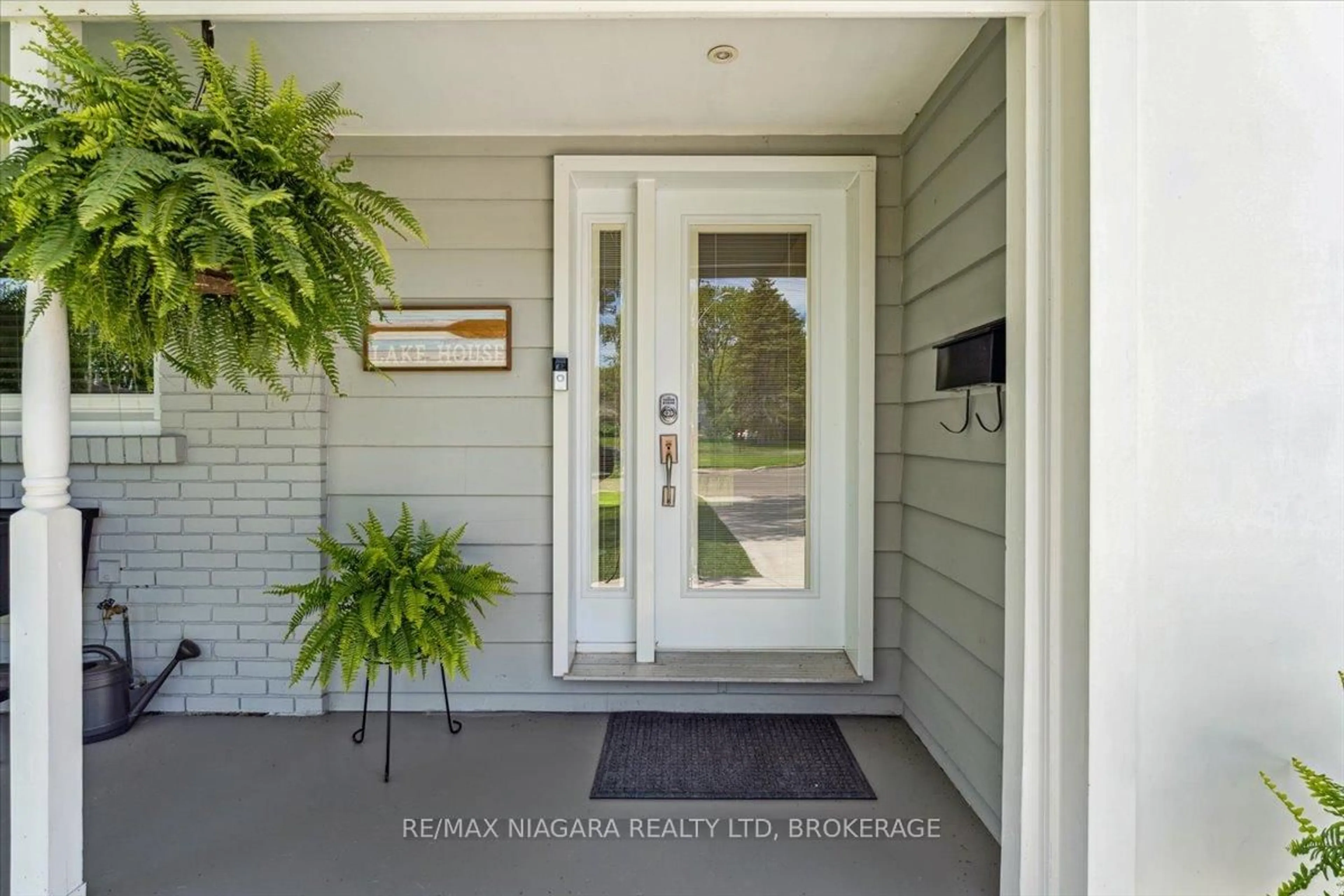 Indoor entryway for 18 Rosemount Ave, Port Colborne Ontario L3K 5P7