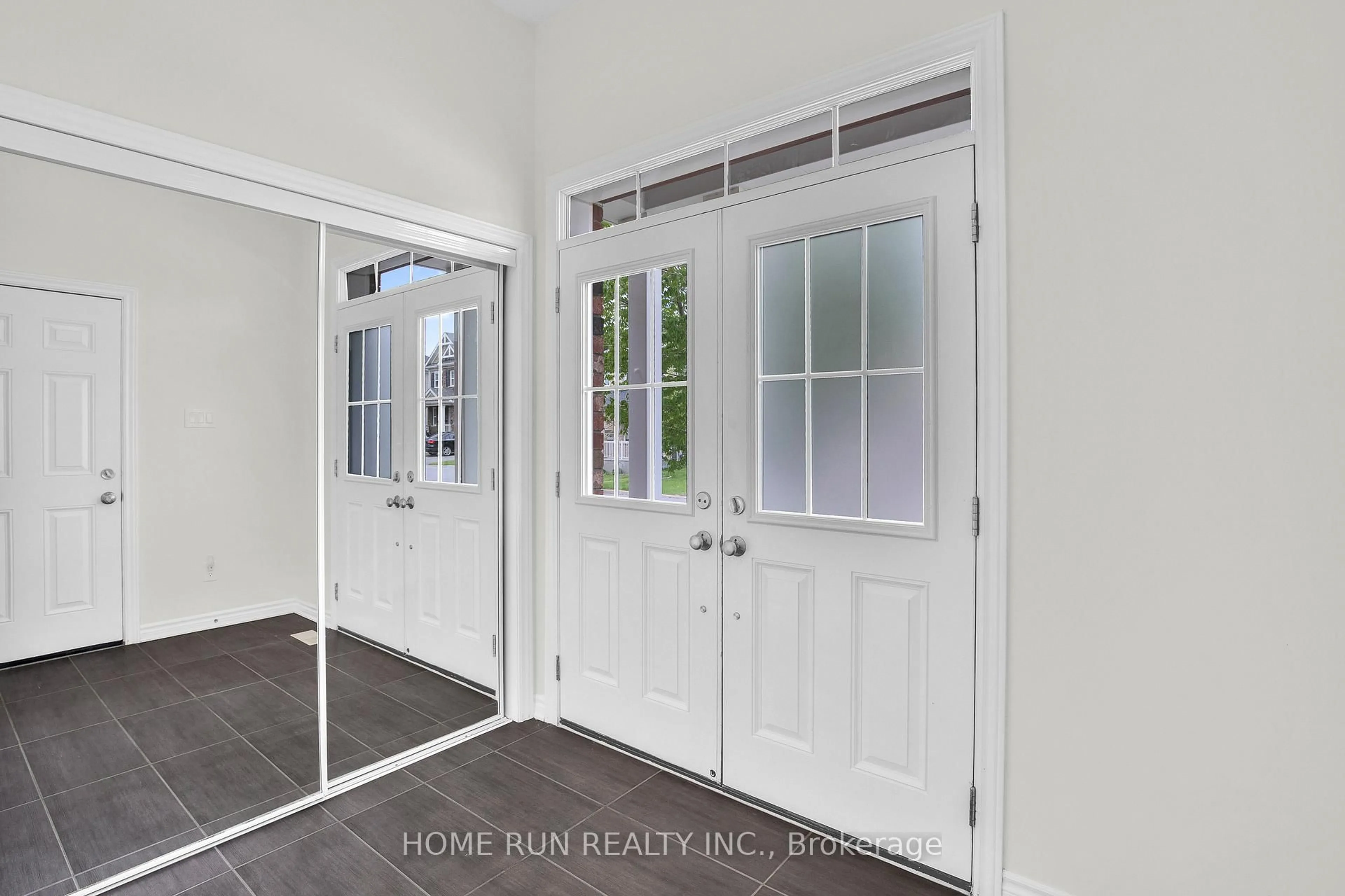 Indoor entryway for 185 Flowing Creek Circ, Ottawa Ontario K2M 0K2