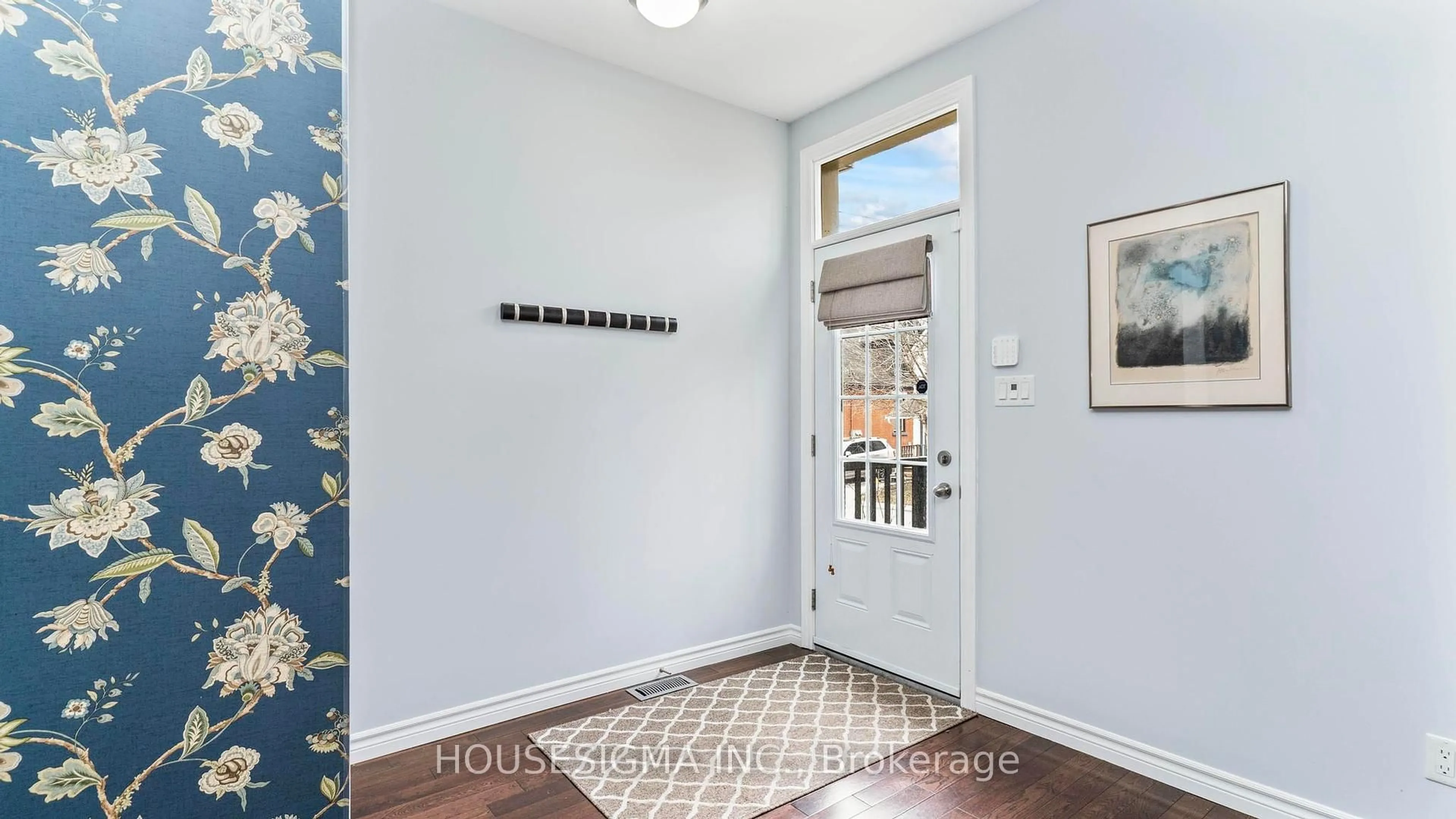Indoor entryway for 33 Carlton Ave, London East Ontario N5Y 3M8