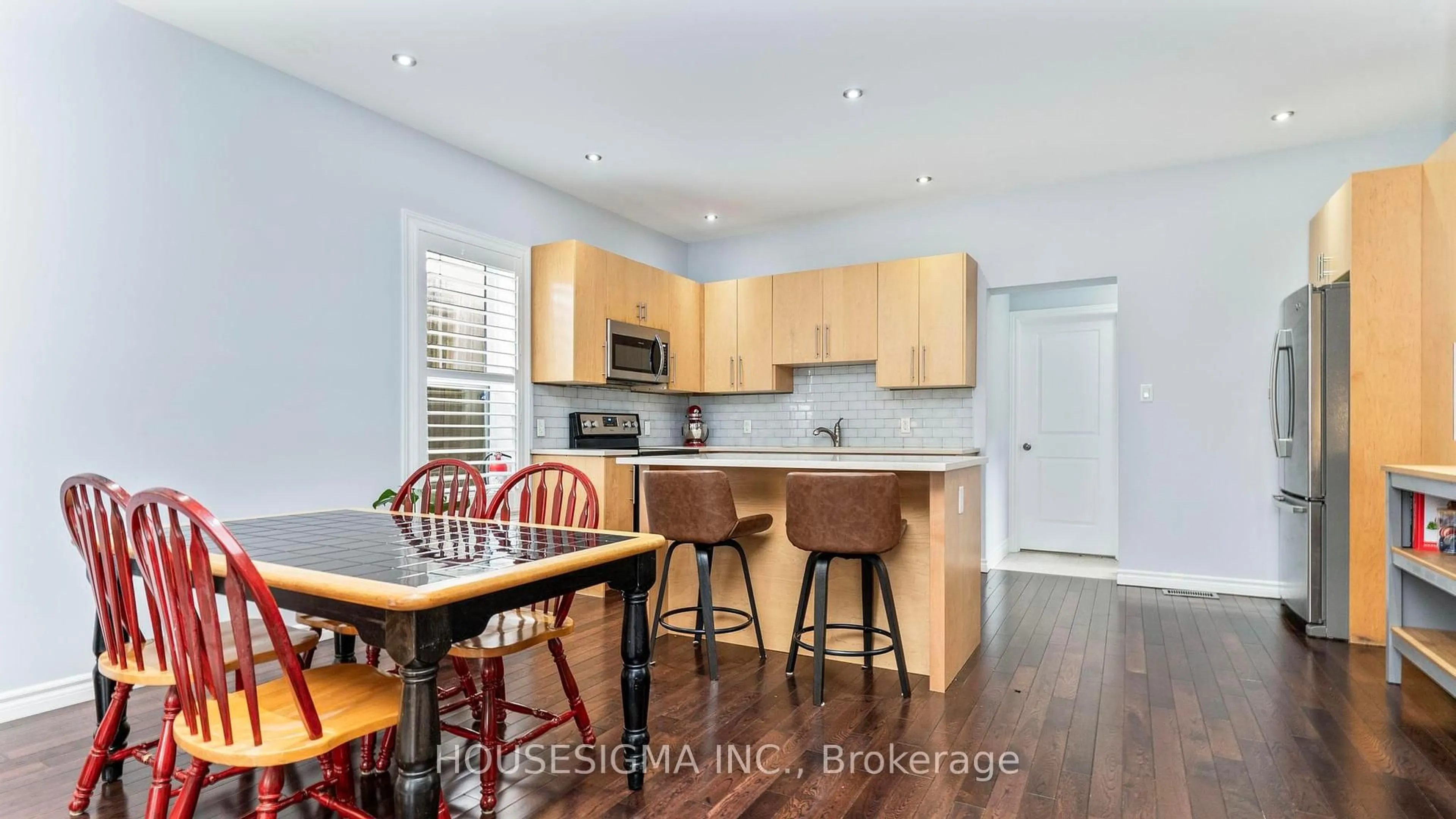 Open concept kitchen, wood/laminate floor for 33 Carlton Ave, London East Ontario N5Y 3M8