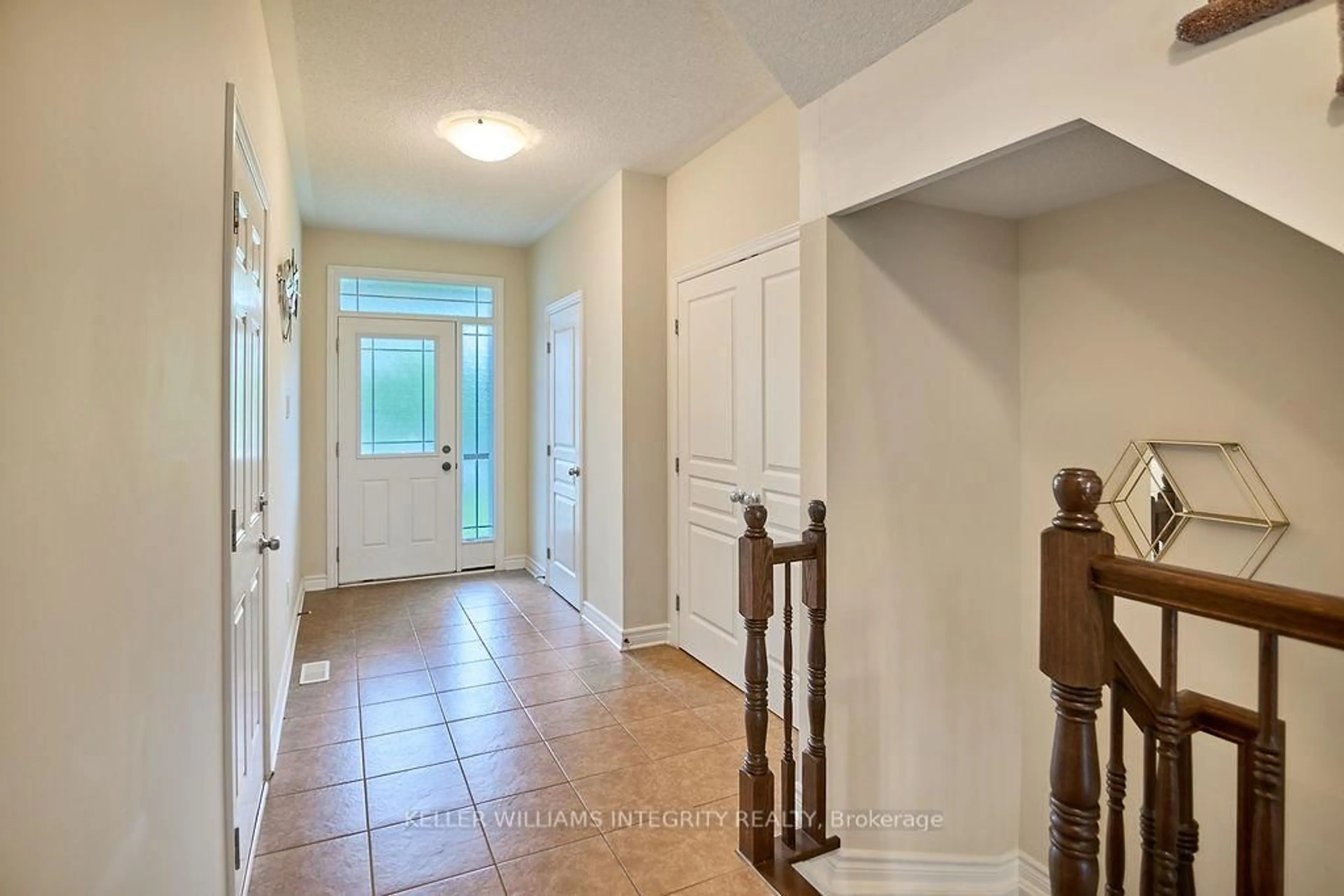 Indoor entryway for 405 Barrick Hill Rd, Ottawa Ontario K2M 0H7